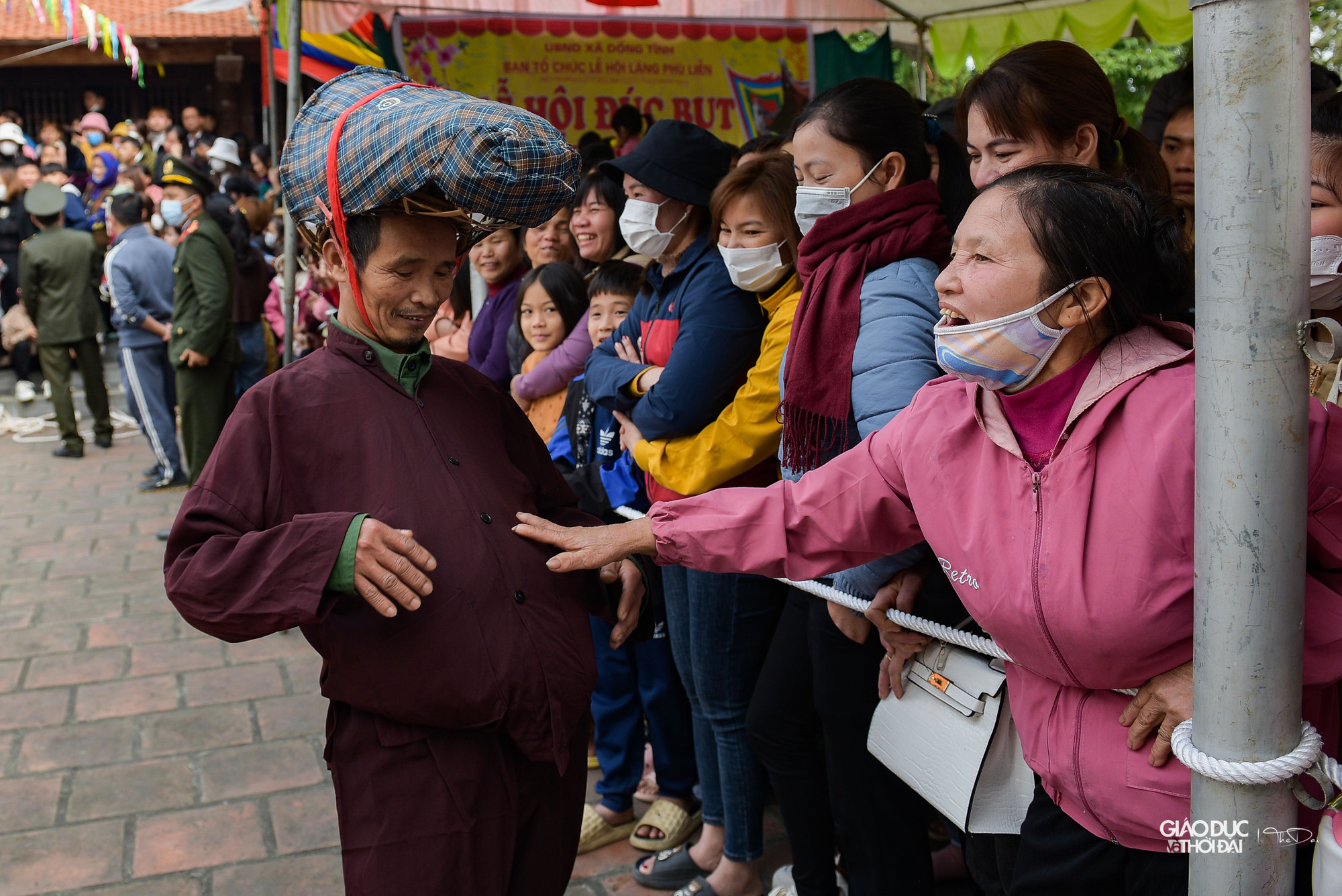 Trên sân đình, sau màn diễn những tích trò, ông thợ đúc đập vỡ nồi nấu đồng, 3 thanh niên làm khuôn Bụt nhanh chóng chạy nhanh ra ngoài, kết thúc trò diễn.