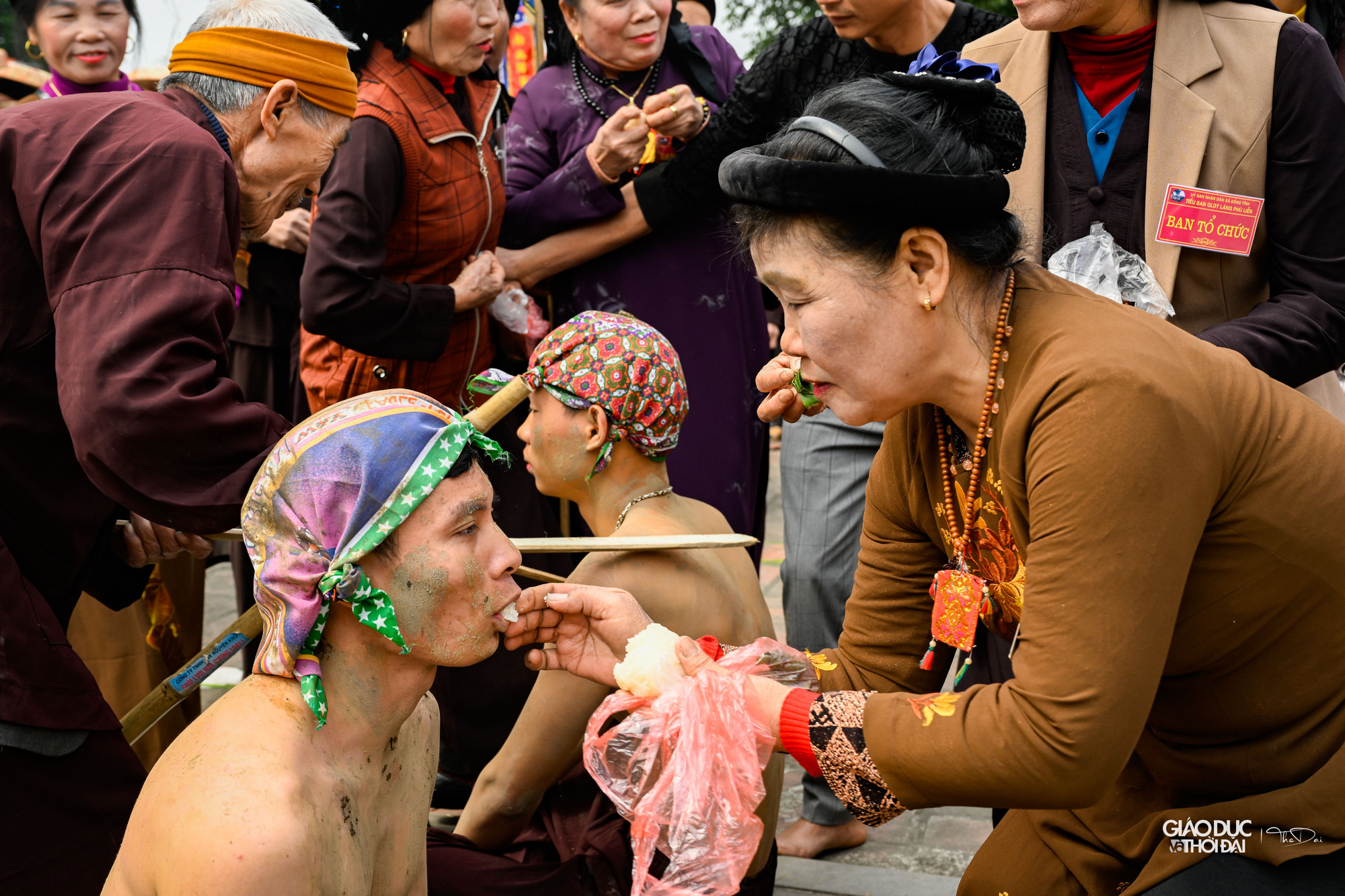 Trên sân đình, sau màn diễn những tích trò, ông thợ đúc đập vỡ nồi nấu đồng, 3 thanh niên làm khuôn Bụt nhanh chóng chạy nhanh ra ngoài, kết thúc trò diễn.
