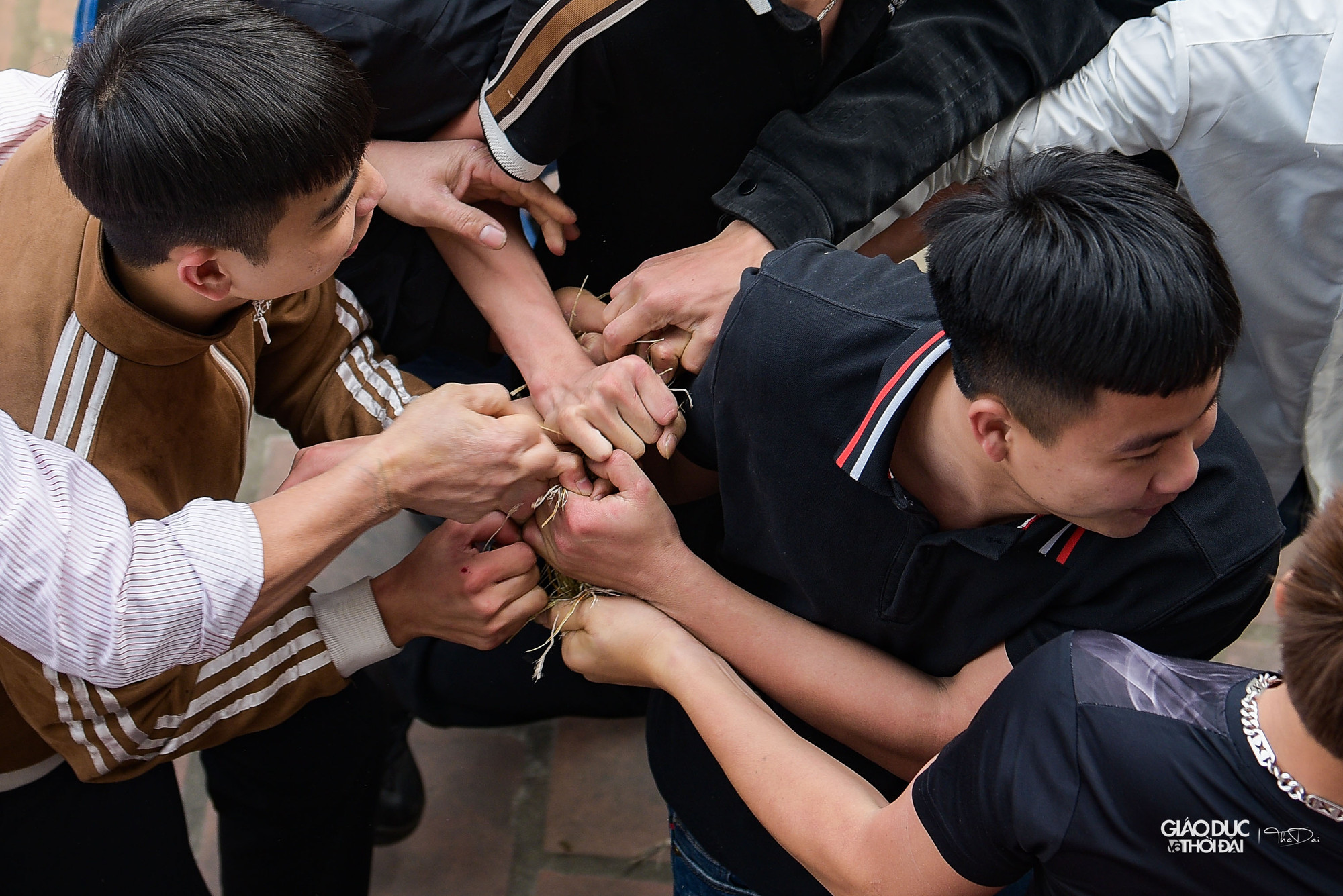 Nhiều thanh niên đã lập thành nhóm để giành chiếu, sau đó bảo vệ chiếu ra khỏi đình.