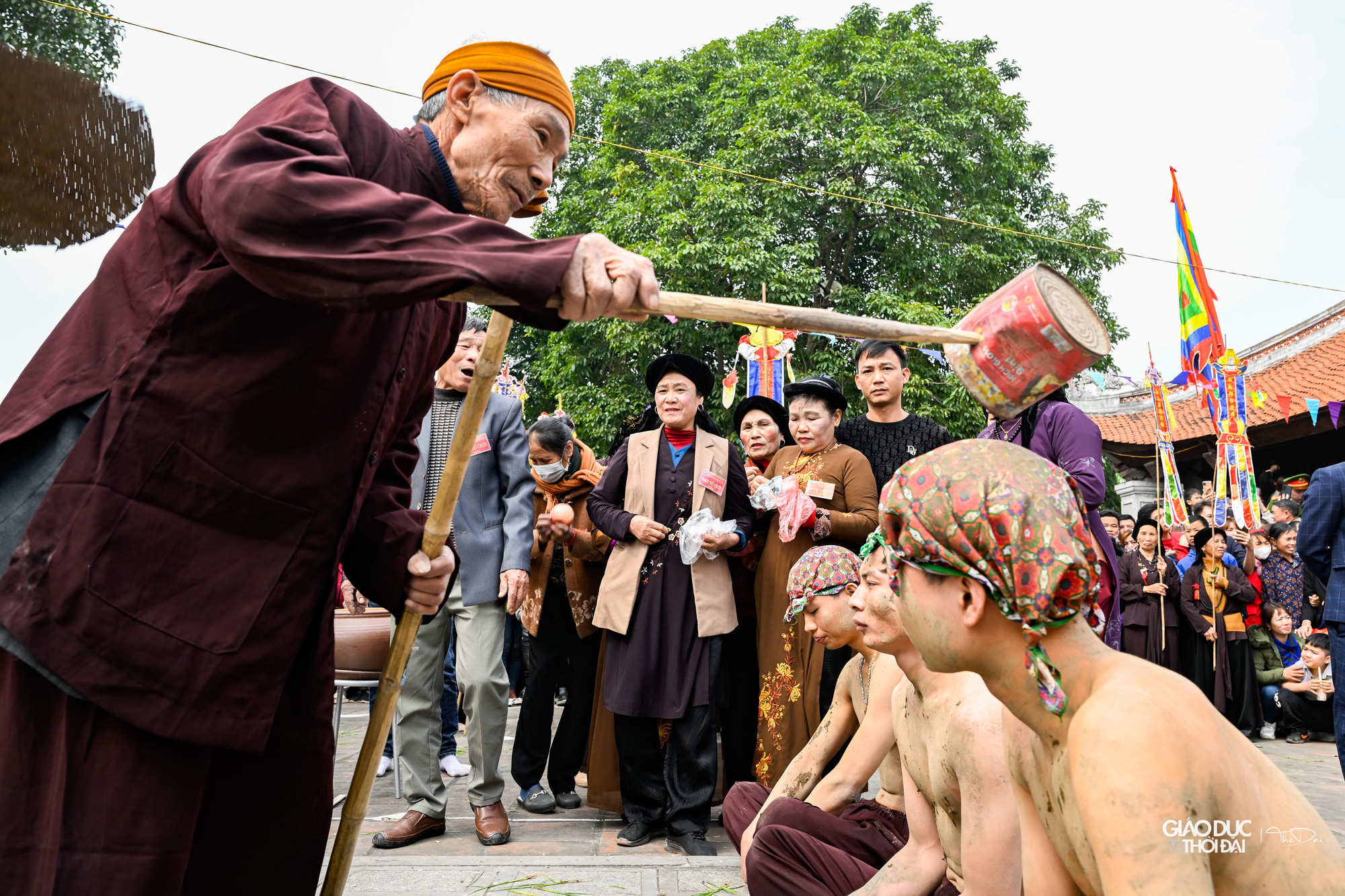 Trên sân đình, sau màn diễn những tích trò, ông thợ đúc đập vỡ nồi nấu đồng, 3 thanh niên làm khuôn Bụt nhanh chóng chạy nhanh ra ngoài, kết thúc trò diễn.