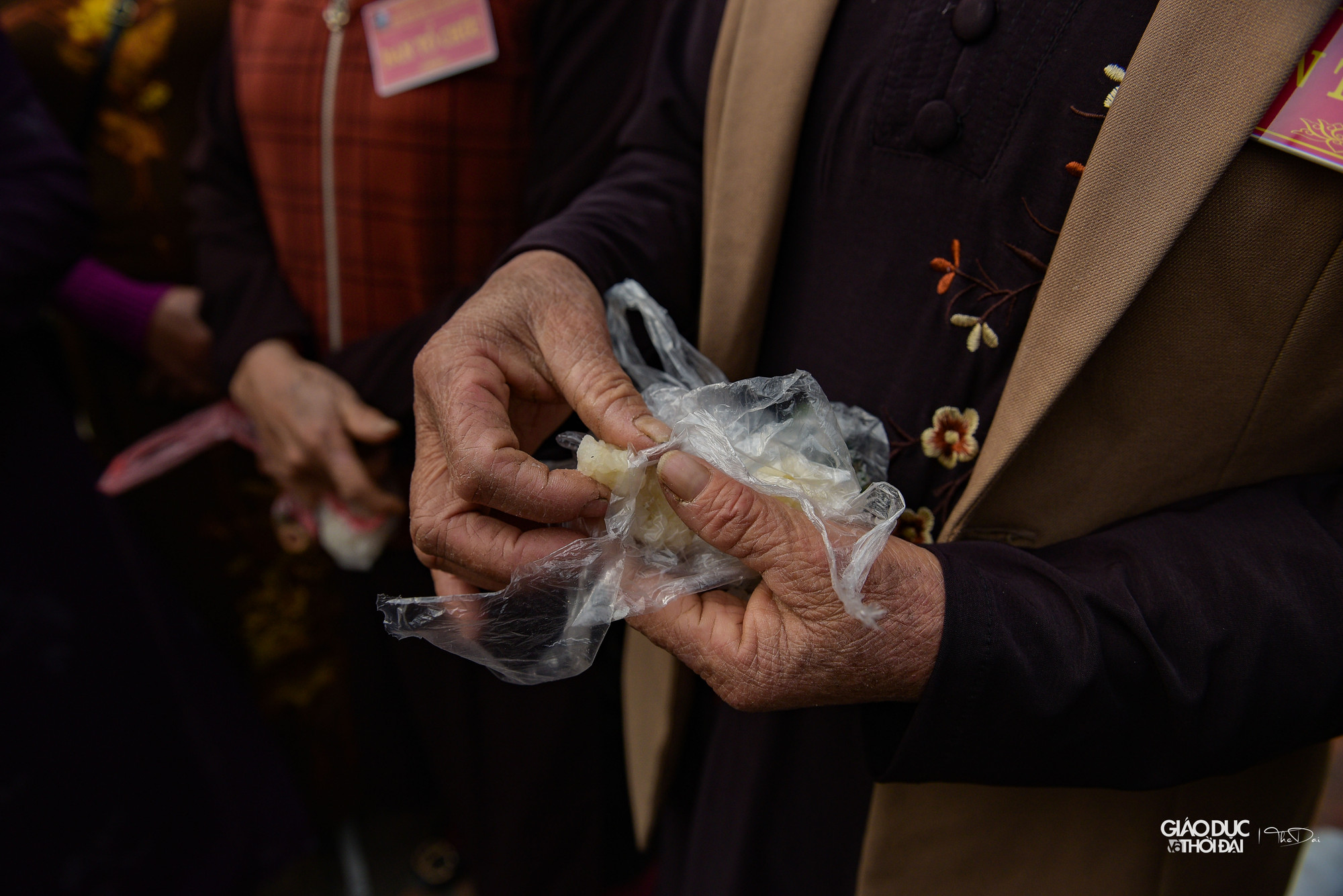 Trên sân đình, sau màn diễn những tích trò, ông thợ đúc đập vỡ nồi nấu đồng, 3 thanh niên làm khuôn Bụt nhanh chóng chạy nhanh ra ngoài, kết thúc trò diễn.