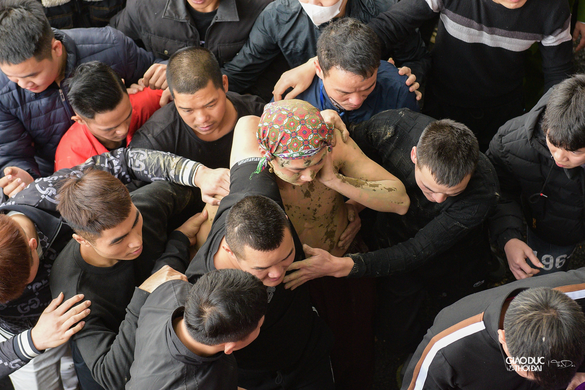 Các Bụt được rước về sân đình trong sự bảo vệ của rất đông trai làng.