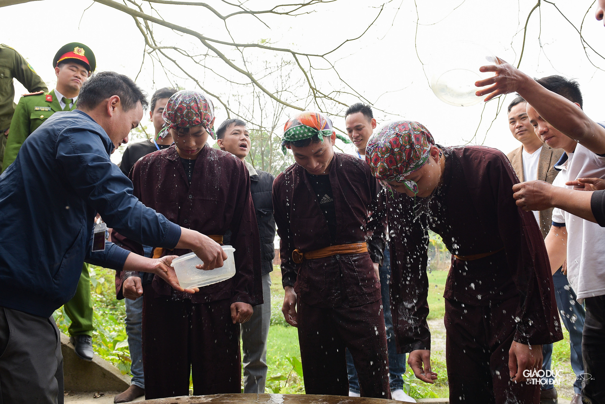 3 ông Bụt là 3 thanh niên khỏe mạnh, chưa vợ, sống gương mẫu được rước ra giếng thiêng để tắm sạch sẽ trước khi trát bùn lên người.