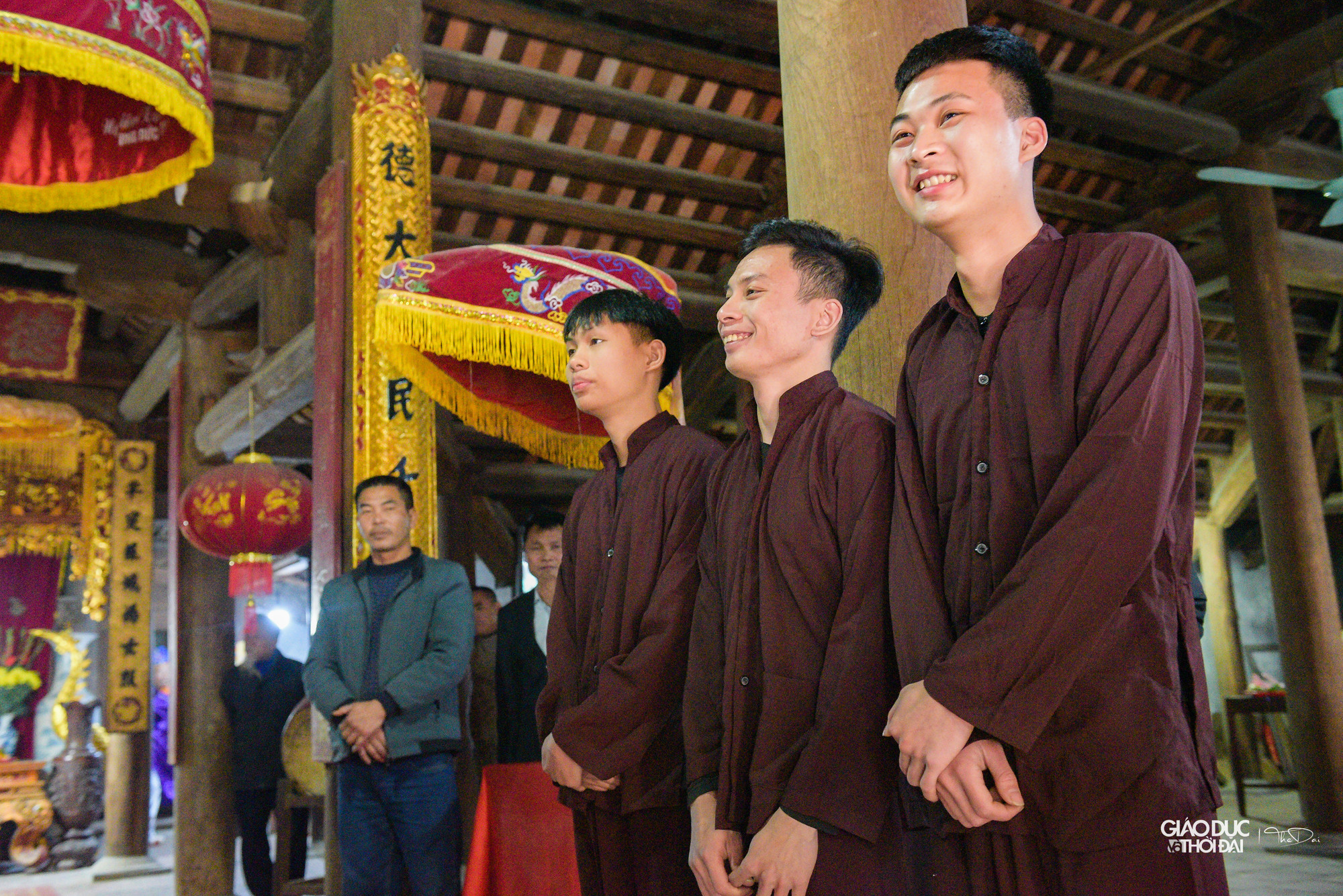 Ba thanh niên khỏe mạnh làm “Bụt” được chọn lựa từ những trai tráng trong làng. Năm nay, 3 người được chọn là Nguyễn Đình Khiêm (19 tuổi), Nguyễn Văn Nam (29 tuổi) và Nguyễn Hồng Quân (19 tuổi).