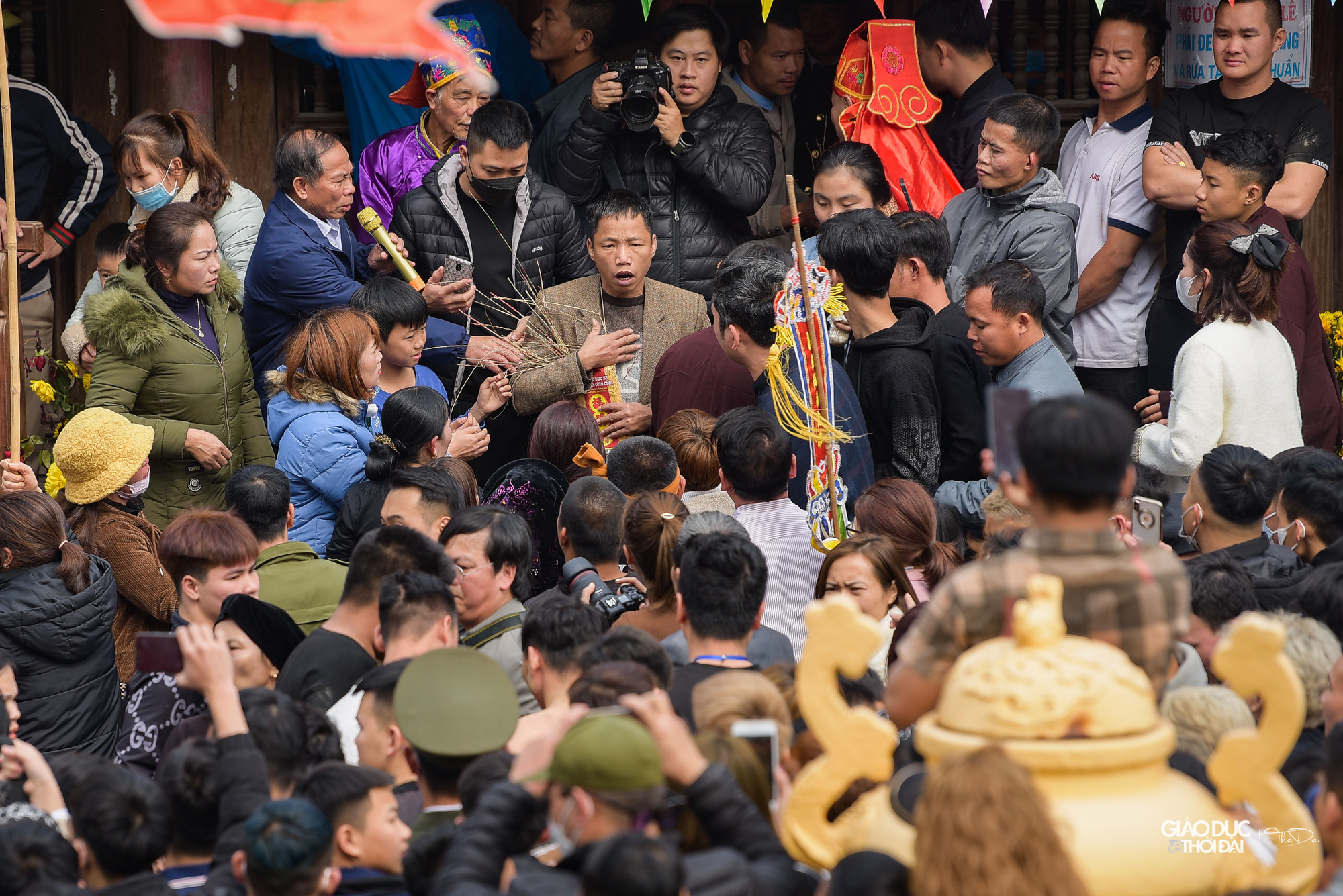 Theo tương truyền có được chiếu, nhất là chiếc chiếu có bó mạ xanh trên đầu thì chắc chắn năm đó vợ chồng sẽ sinh con trai, chính vì thế cho dù được chia chiếu nhưng nhiều người dân vẫn cố gắng đợi và giành bằng được một mảnh chiếu cói giữa.