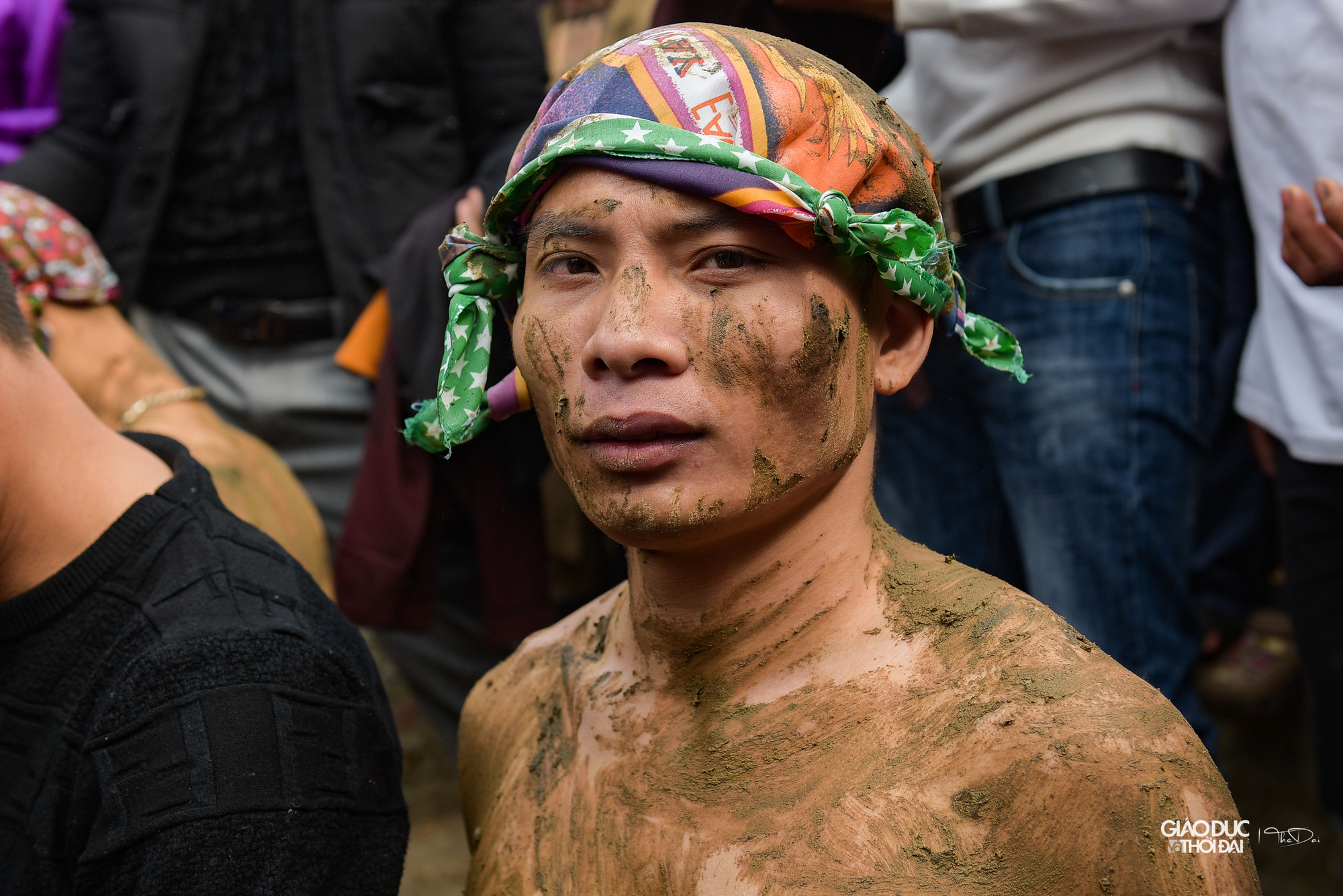 Lúc này không khí vô cùng sôi động, hàng trăm thanh niên hộ tống 3 ông Bụt đi ra đồng trát bùn.