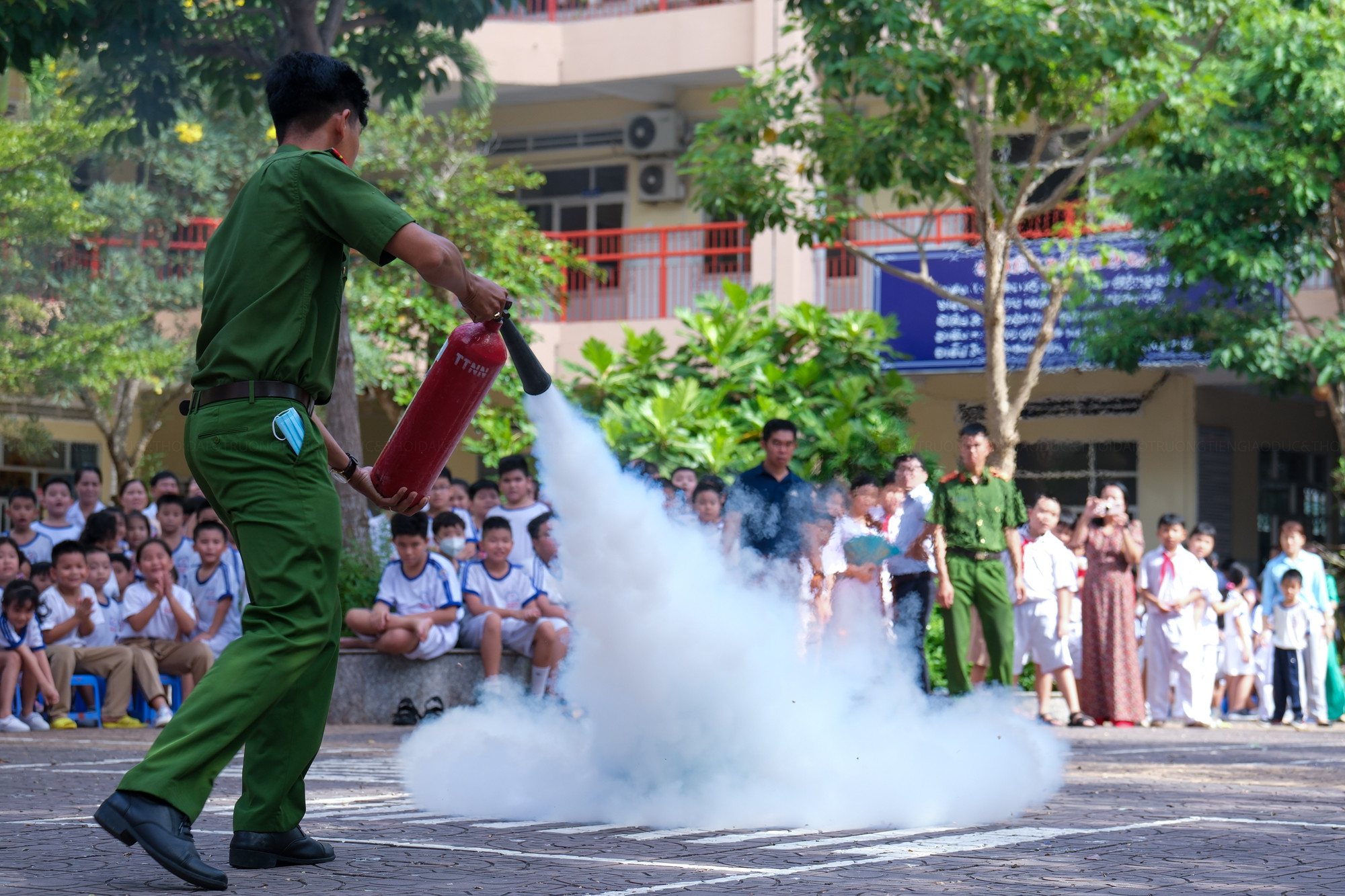 Lực lượng Cảnh sát Phòng cháy chữa cháy và Cứu nạn cứu hộ (Công An TP. Cần Thơ) thực hành sử dụng bình chữa cháy dập tắt đám cháy do rò rỉ khí gas