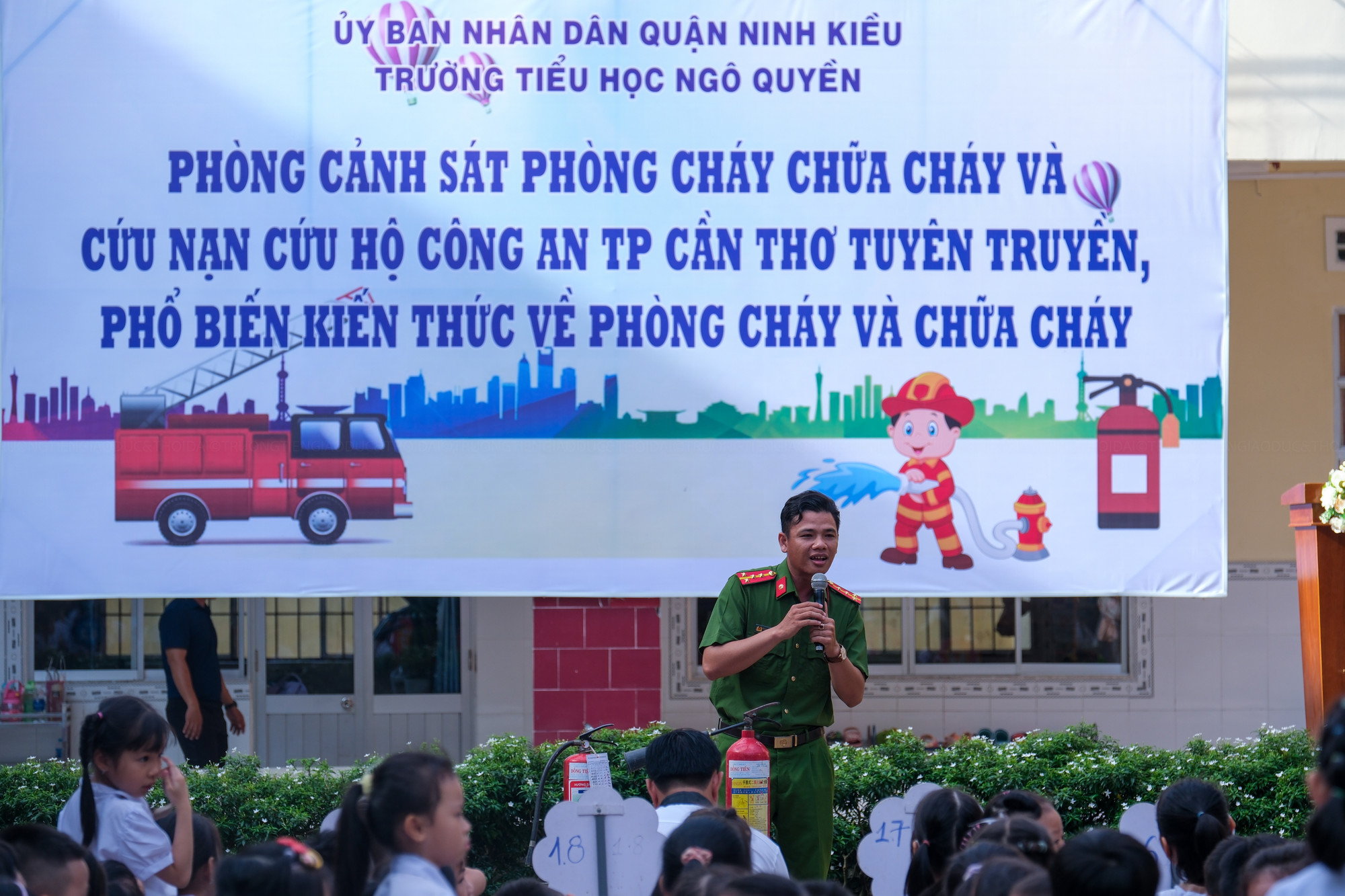 Phòng cháy chữa cháy và Cứu nạn cứu hộ (Công An TP. Cần Thơ) phối hợp tuyên truyền, phổ biến kiến thức và trải nghiệm thực hành chữa cháy.
