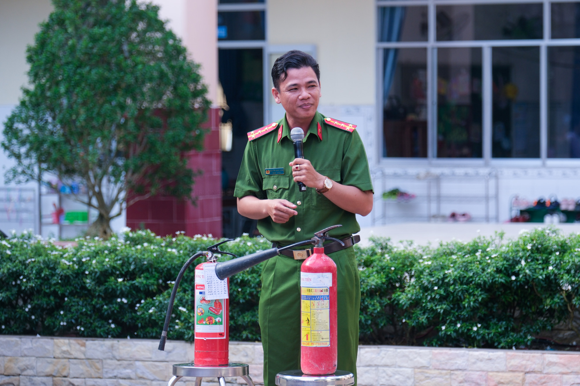 Học sinh hào hứng giải đáp và chia sẻ những hiểu biết của mình về phòng cháy chữa cháy.