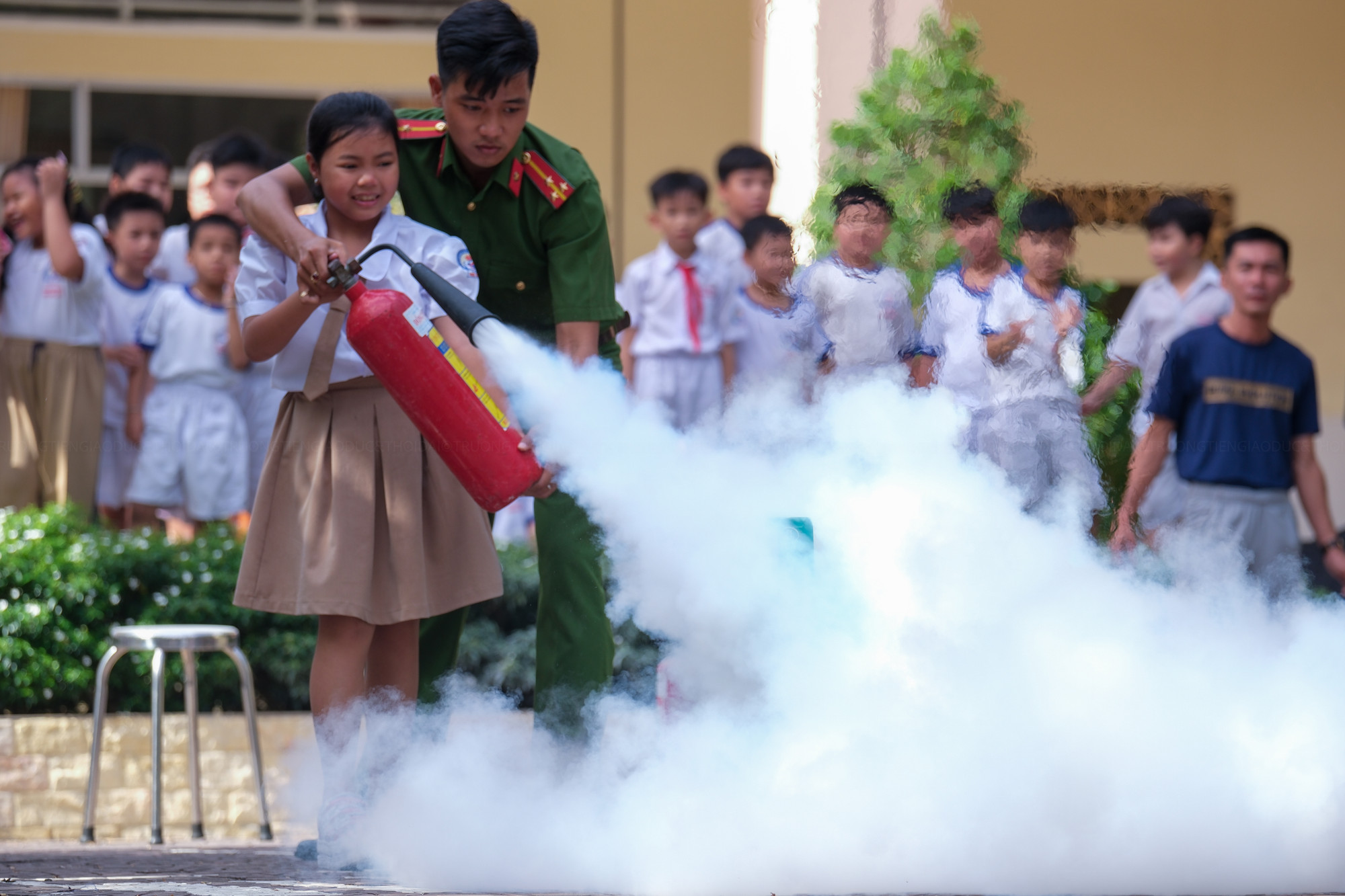 Thầy và trò trường TH Ngô Quyền hào hứng tham gia trải nghiệm thực hành.