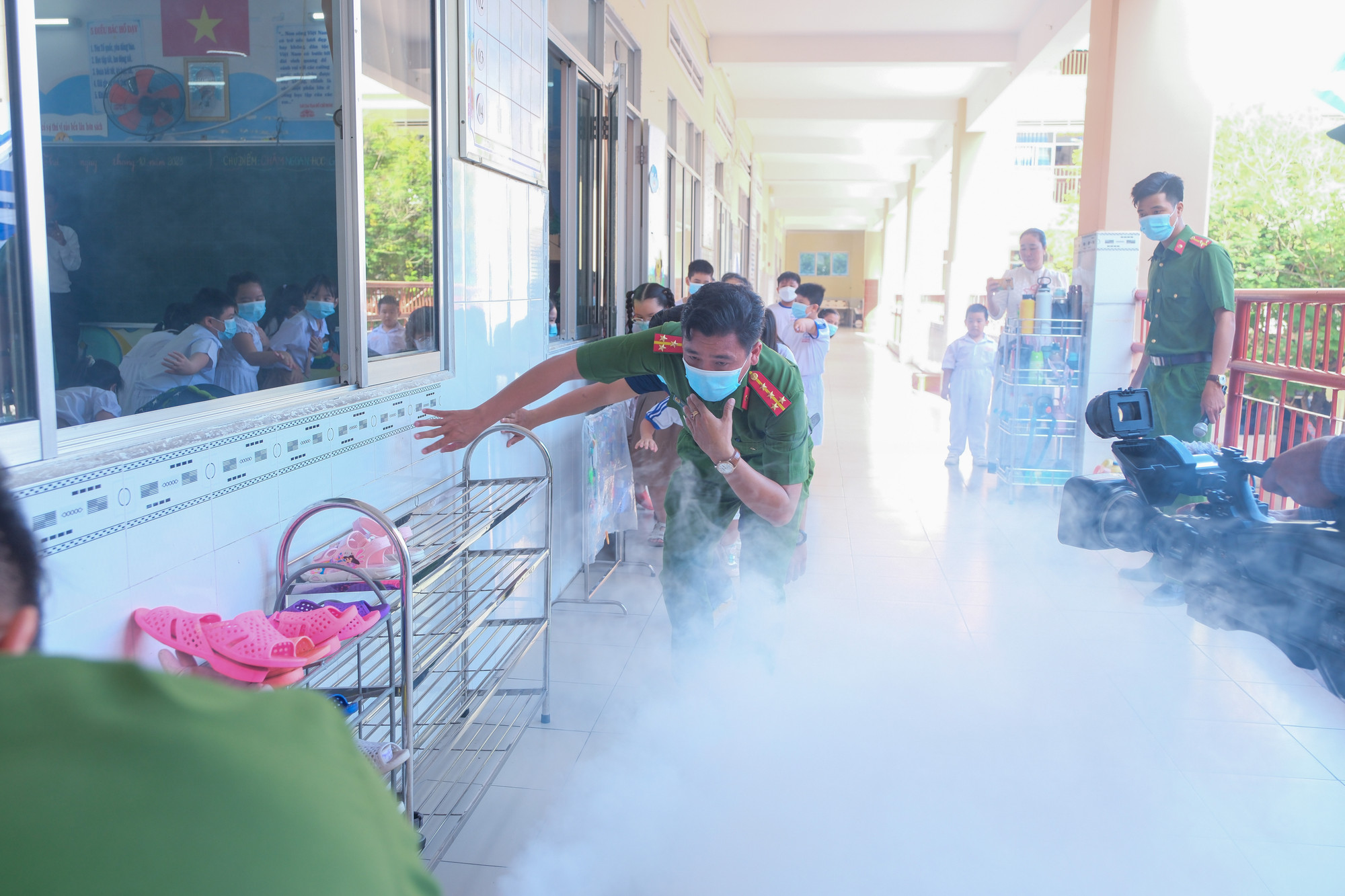 Học sinh hào hứng tham gia trải nghiệm.