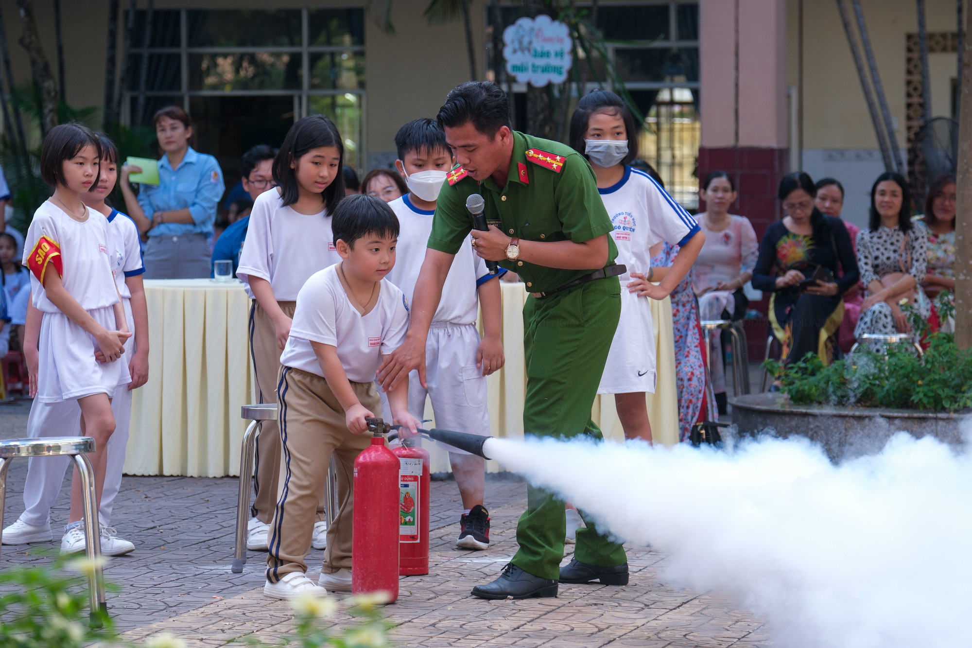 Học sinh tham gia thực hành sử dụng bình chữa cháy ngay sau khi được hướng dẫn