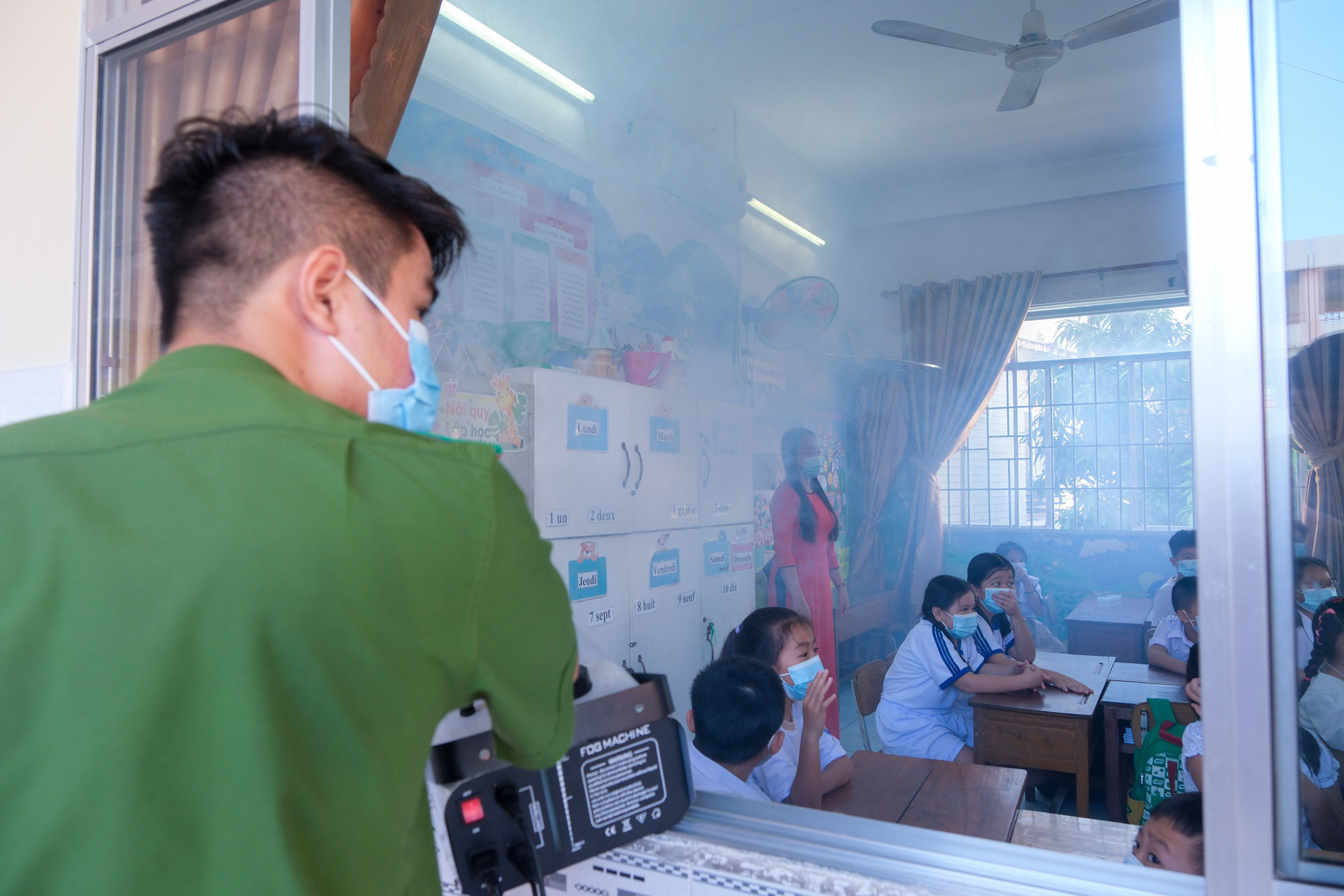 Các thiết bị phun tạo khói được sử dụng từ hơi nước đảm bảo an toàn cho học sinh và thầy cô tham gia.