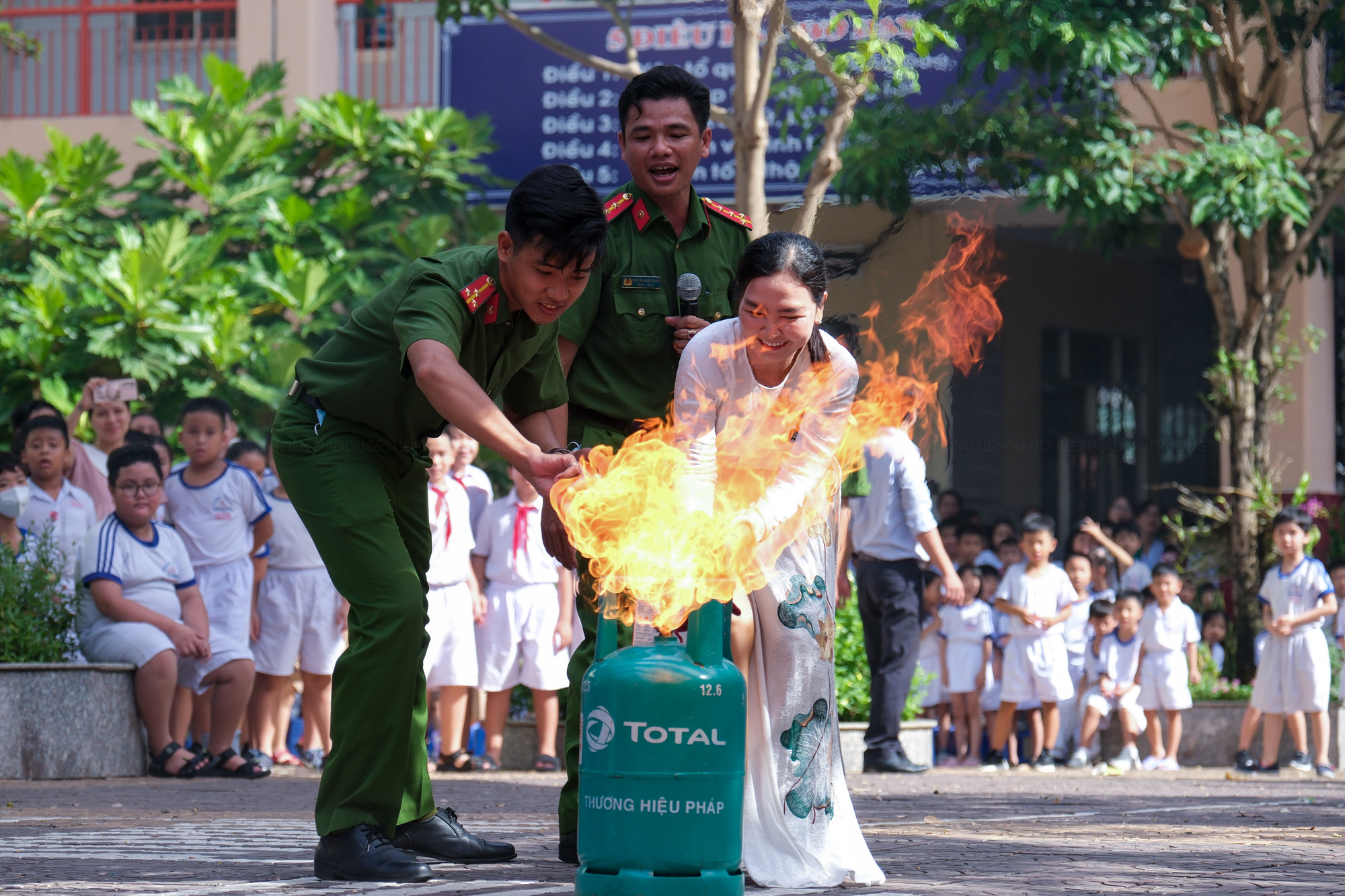 Thầy và trò trường TH Ngô Quyền hào hứng tham gia trải nghiệm thực hành.