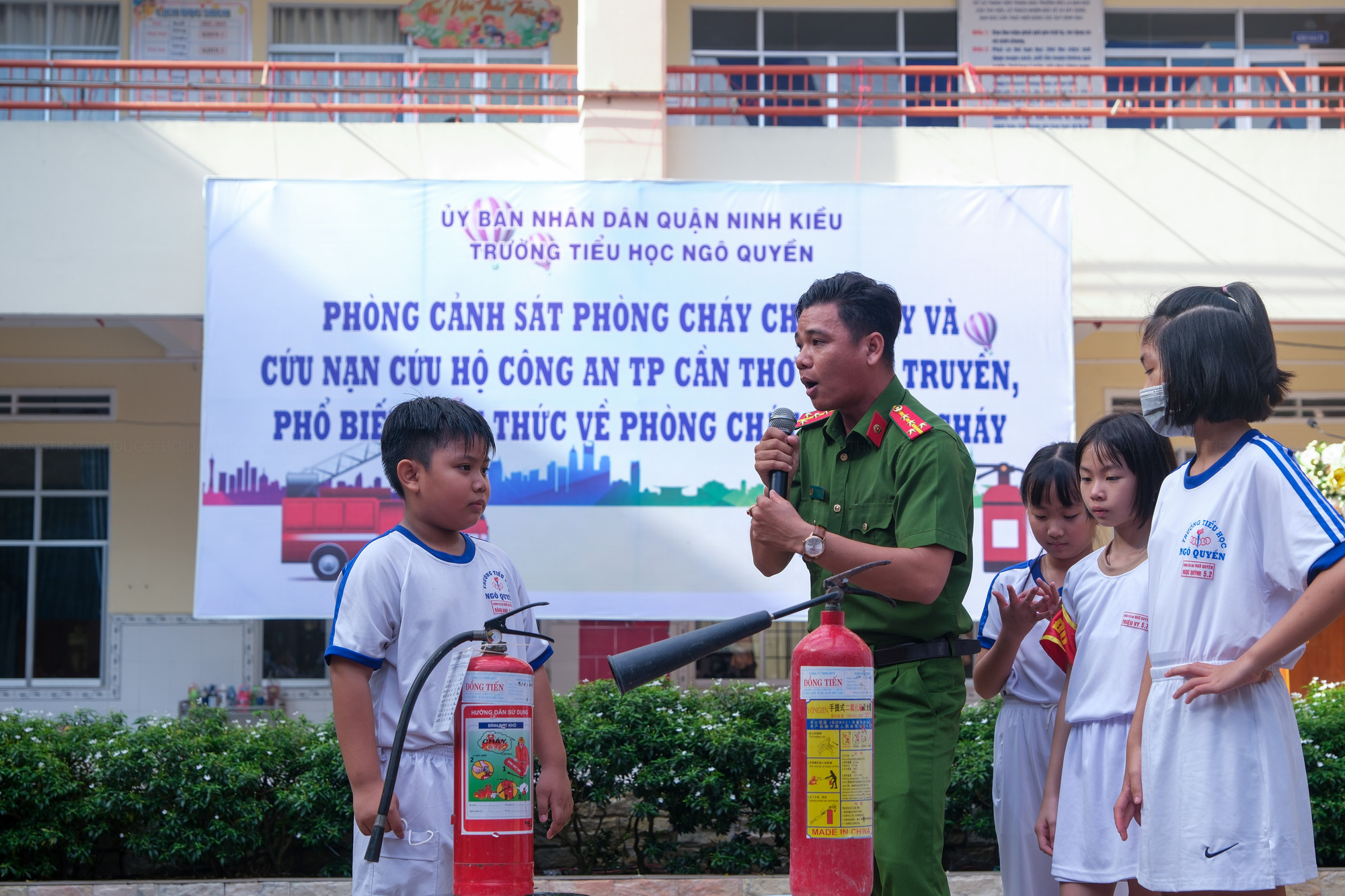 Đại uý Nguyễn Ngọc Minh, cán bộ cảnh sát Phòng cháy chữa cháy và Cứu nạn cứu hộ (Công An TP. Cần Thơ) chia sẻ kiến thức và vận dụng thực hành cho học sinh.