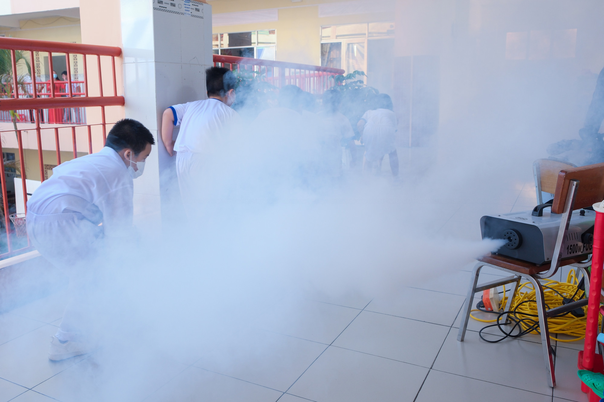 Các thiết bị phun tạo khói được sử dụng từ hơi nước đảm bảo an toàn cho học sinh và thầy cô tham gia.