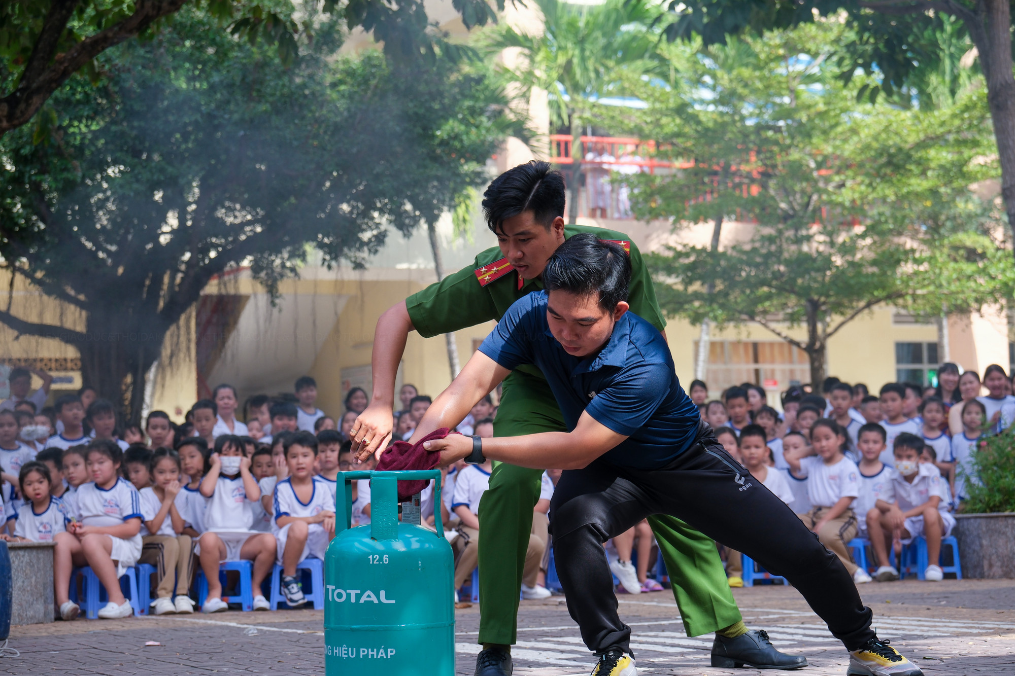 Thầy và trò trường TH Ngô Quyền hào hứng tham gia trải nghiệm thực hành.