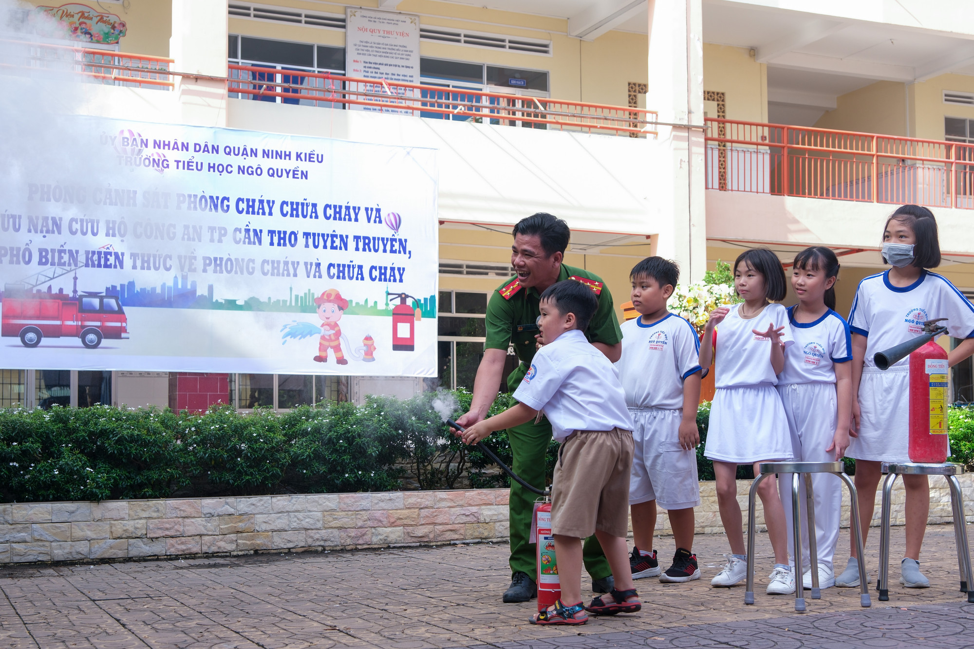 Học sinh tham gia thực hành sử dụng bình chữa cháy ngay sau khi được hướng dẫn