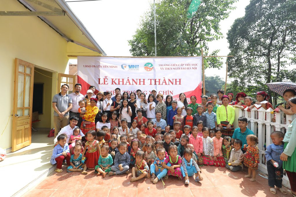 Thay vì những món quà nhỏ, nhà trường chuyển sang trao tặng các món quà thiết thực hơn như xây dựng điểm trường, xây cầu phục vụ việc đi lại cho học sinh và người dân miền núi. Tới giờ, nhà trường đã kết hợp xây dựng được 2 điểm trường tại Bắc Kạn và Hà Giang, với 3 cây cầu tràn tại Lạng Sơn... Hoạt động thiện nguyện của nhà trường không chỉ giới hạn trong hội chợ xuân mà còn được thực hiện đều đặn tại các lớp, với các dự án được triển khai bởi chính các em học sinh: nuôi lợn đất, làm các sản phẩm thủ công để gây quỹ…, có lớp còn tổ chức dự án xây bếp ăn cho học sinh vùng cao. Trên tất cả, nhà trường luôn hướng học sinh về những giá trị xã hội để lan tỏa yêu thương, giúp các em nuôi dưỡng tính thiện trong lòng. Bên cạnh đó, các hoạt động trải nghiệm cũng thường xuyên được nhà trường tổ chức để gắn kết học sinh, tạo ra nhiều kỷ niệm đẹp cho các em bên cạnh thầy cô, bè bạn - những ký ức đẹp tràn đầy hạnh phúc tuổi học trò sẽ theo các em trên suốt chặng đường tương lai. Cuối cùng, hơn tất cả, như chính lời cô Hiệu trưởng Khuất Thị Thanh Nhàn bộc bạch: “Với chúng tôi, học sinh là tất cả” - Ngôi Sao Hà Nội đang nỗ lực mỗi ngày để tiếp tục nâng cao chất lượng giáo dục, mang đến môi trường học tập và rèn luyện toàn diện, xứng đáng với niềm tin yêu của đông đảo phụ huynh và các em học sinh thân thương, xứng đáng là cơ sở giáo dục bậc Tiểu học và Trung học cơ sở hàng đầu Thủ đô. Thay vì những món quà nhỏ, nhà trường chuyển sang trao tặng các món quà thiết thực hơn như xây dựng điểm trường, xây cầu phục vụ việc đi lại cho học sinh và người dân miền núi. Tới giờ, nhà trường đã kết hợp xây dựng được 2 điểm trường tại Bắc Kạn và Hà Giang, với 3 cây cầu tràn tại Lạng Sơn... Hoạt động thiện nguyện của nhà trường không chỉ giới hạn trong hội chợ xuân mà còn được thực hiện đều đặn tại các lớp, với các dự án được triển khai bởi chính các em học sinh: nuôi lợn đất, làm các sản phẩm thủ công để gây quỹ…, có lớp còn tổ chức dự án xây bếp ăn cho học sinh vùng cao. Trên tất cả, nhà trường luôn hướng học sinh về những giá trị xã hội để lan tỏa yêu thương, giúp các em nuôi dưỡng tính thiện trong lòng. Bên cạnh đó, các hoạt động trải nghiệm cũng thường xuyên được nhà trường tổ chức để gắn kết học sinh, tạo ra nhiều kỷ niệm đẹp cho các em bên cạnh thầy cô, bè bạn - những ký ức đẹp tràn đầy hạnh phúc tuổi học trò sẽ theo các em trên suốt chặng đường tương lai. Cuối cùng, hơn tất cả, như chính lời cô Hiệu trưởng Khuất Thị Thanh Nhàn bộc bạch: “Với chúng tôi, học sinh là tất cả” - Ngôi Sao Hà Nội đang nỗ lực mỗi ngày để tiếp tục nâng cao chất lượng giáo dục, mang đến môi trường học tập và rèn luyện toàn diện, xứng đáng với niềm tin yêu của đông đảo phụ huynh và các em học sinh thân thương, xứng đáng là cơ sở giáo dục bậc Tiểu học và Trung học cơ sở hàng đầu Thủ đô.