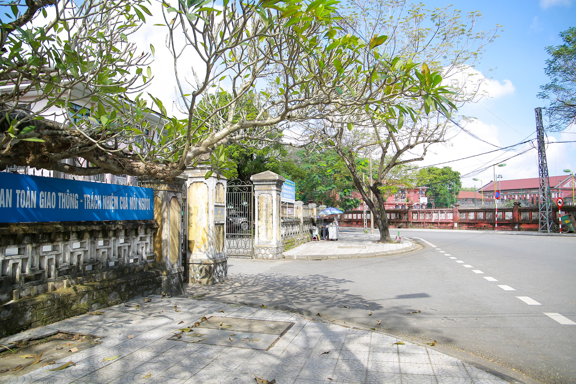 Sở TN&MT tỉnh Thừa Thiên - Huế đang phối hợp với Trung tâm Dịch vụ đấu giá tài sản tỉnh, chuẩn bị đấu giá cho thuê quyền sử dụng đất 3 khu "đất vàng" tại trung tâm TP Huế. Sở TN&MT tỉnh Thừa Thiên - Huế đang phối hợp với Trung tâm Dịch vụ đấu giá tài sản tỉnh, chuẩn bị đấu giá cho thuê quyền sử dụng đất 3 khu "đất vàng" tại trung tâm TP Huế.