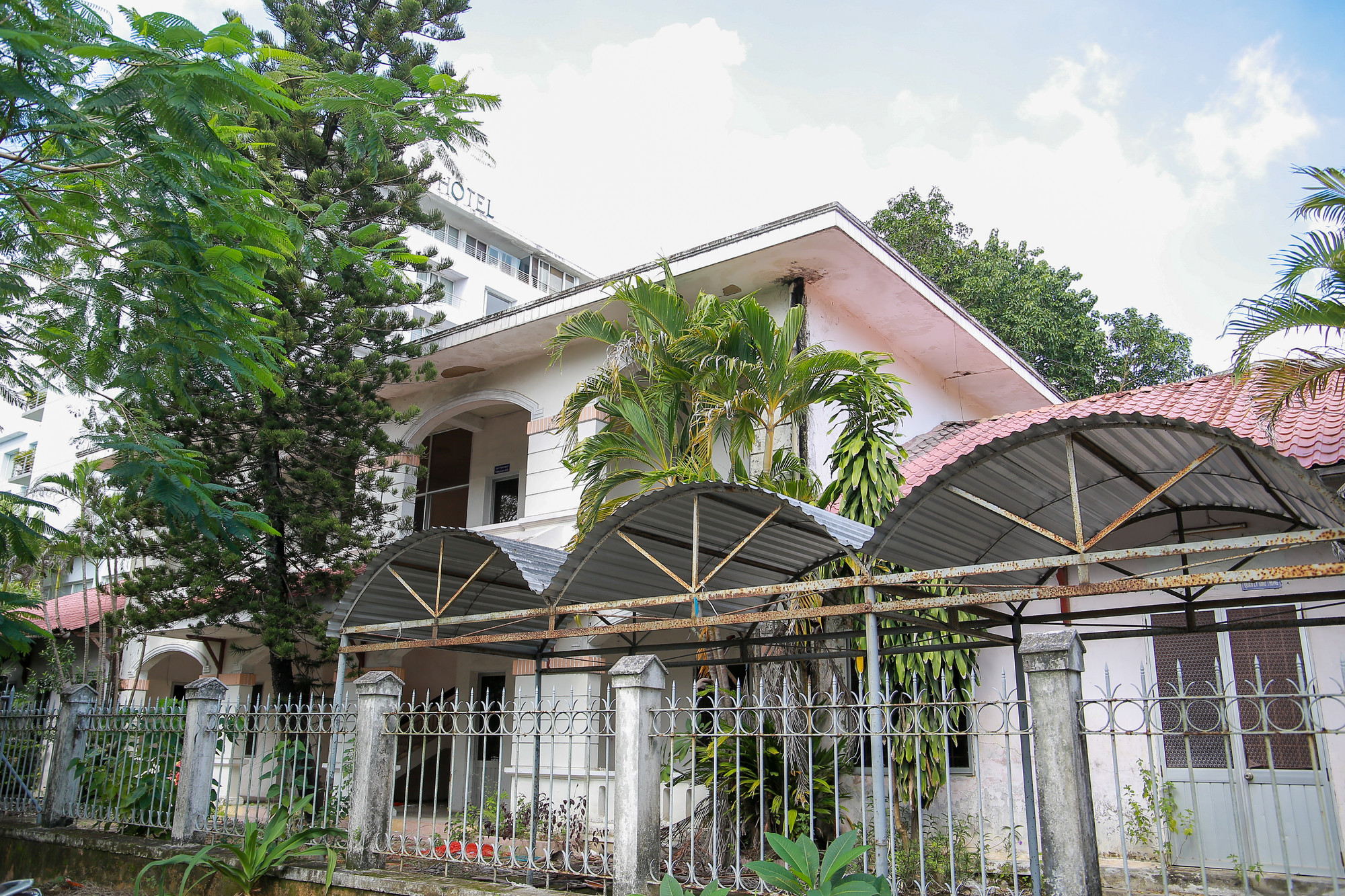 Tài sản trên đất là 2 khu nhà làm việc của Sở GTVT và Công ty Cổ phần đường bộ 1 Thừa Thiên - Huế với tổng diện tích xây dựng 2.218,7m2, diện tích sàn 3.794,2m2. Tài sản trên đất là 2 khu nhà làm việc của Sở GTVT và Công ty Cổ phần đường bộ 1 Thừa Thiên - Huế với tổng diện tích xây dựng 2.218,7m2, diện tích sàn 3.794,2m2.