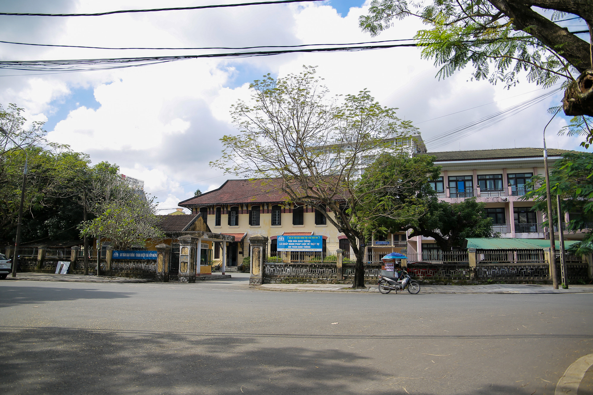 Khu đất vị trí số 8-10 đường Phan Bội Châu vốn là trụ sở cũ của Sở GTVT tỉnh Thừa Thiên - Huế. Hiện đơn vị đã chuyển sang địa điểm mới, vì vậy một số khu nhà, đất này bị bỏ không. Khu đất vị trí số 8-10 đường Phan Bội Châu vốn là trụ sở cũ của Sở GTVT tỉnh Thừa Thiên - Huế. Hiện đơn vị đã chuyển sang địa điểm mới, vì vậy một số khu nhà, đất này bị bỏ không.