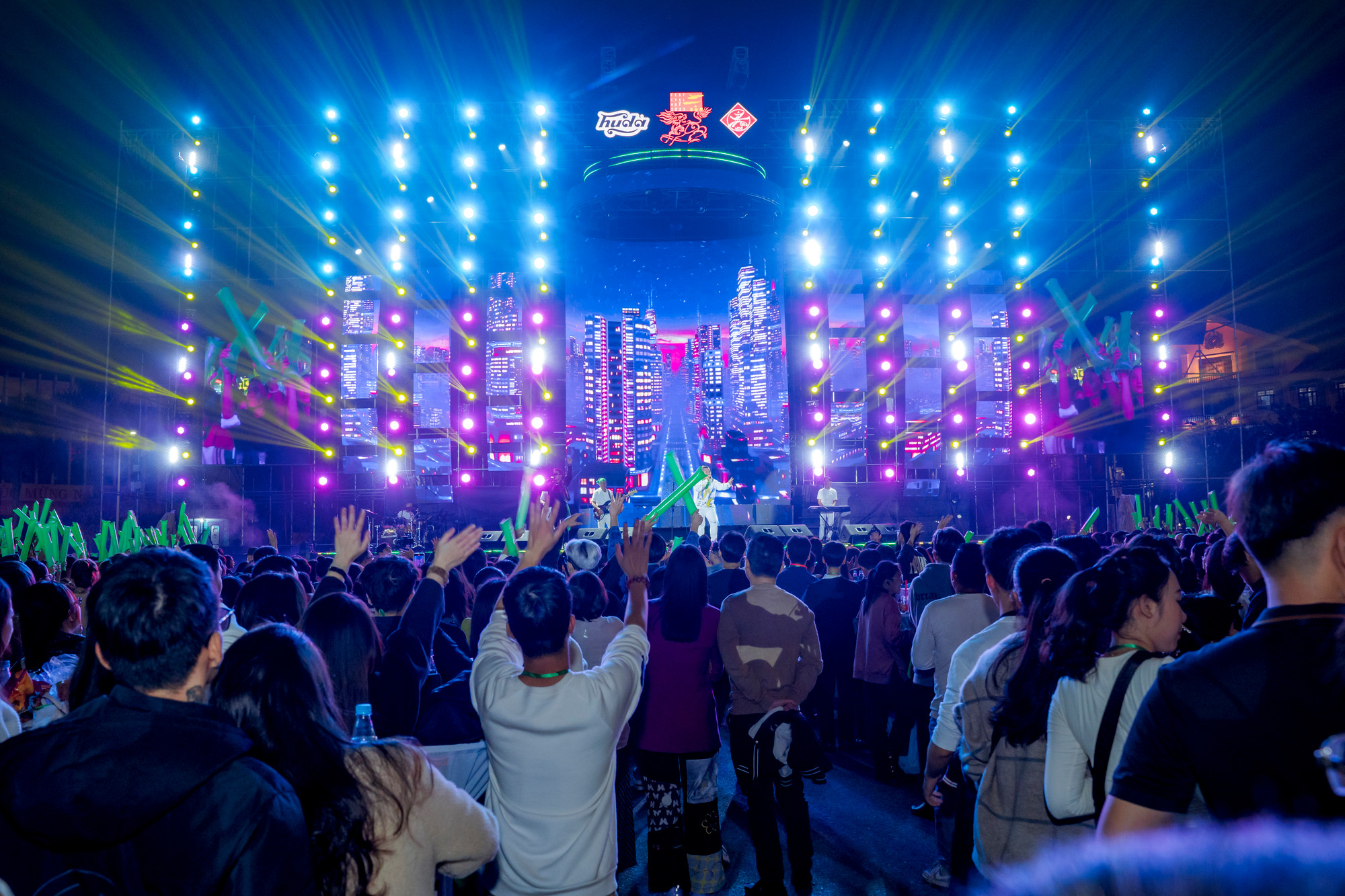 Chương trình do UBND TP Huế phối hợp với Công ty TNHH Bia Carlsberg Việt Nam tổ chức, Công ty TNHH Ultra Larita tổ chức thực hiện. Chương trình do UBND TP Huế phối hợp với Công ty TNHH Bia Carlsberg Việt Nam tổ chức, Công ty TNHH Ultra Larita tổ chức thực hiện.