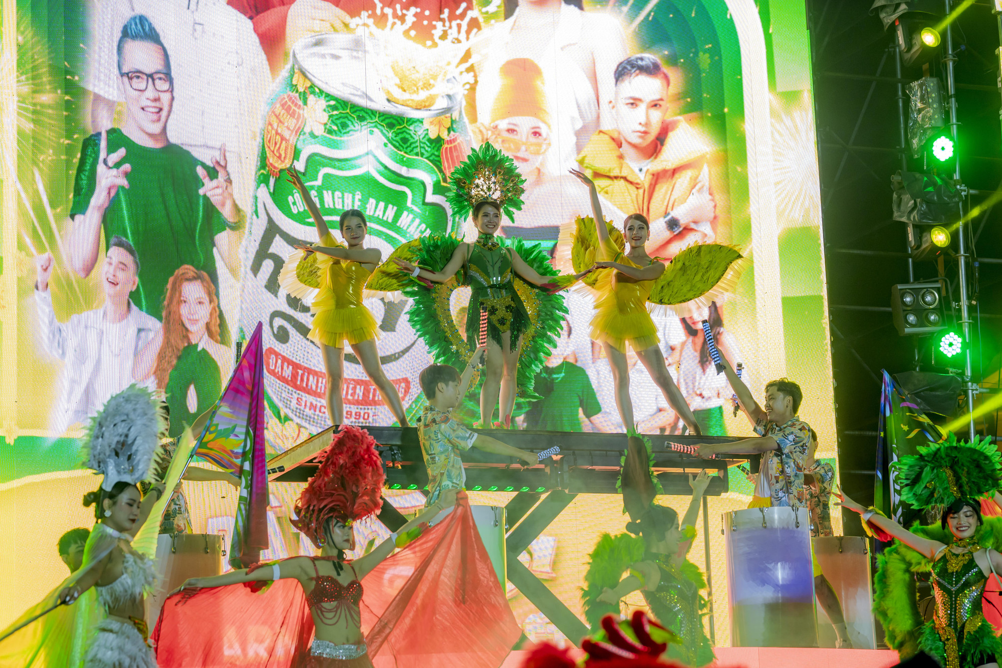 Phần mở đầu với tiết mục mở màn “Sắc màu Festival Huế - Thành phố festival” và phần thứ hai với chủ đề “Bật Nắp Huda - Khai sắc Tết và Street Parade”. Phần mở đầu với tiết mục mở màn “Sắc màu Festival Huế - Thành phố festival” và phần thứ hai với chủ đề “Bật Nắp Huda - Khai sắc Tết và Street Parade”.