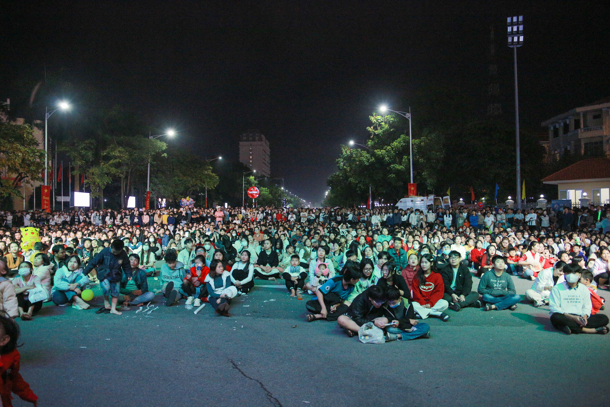 Hệ thống màn hình LED đủ lớn và trải rộng khắp khu vực xung quanh sân khấu chính để phục vụ khán giả. Hệ thống màn hình LED đủ lớn và trải rộng khắp khu vực xung quanh sân khấu chính để phục vụ khán giả.