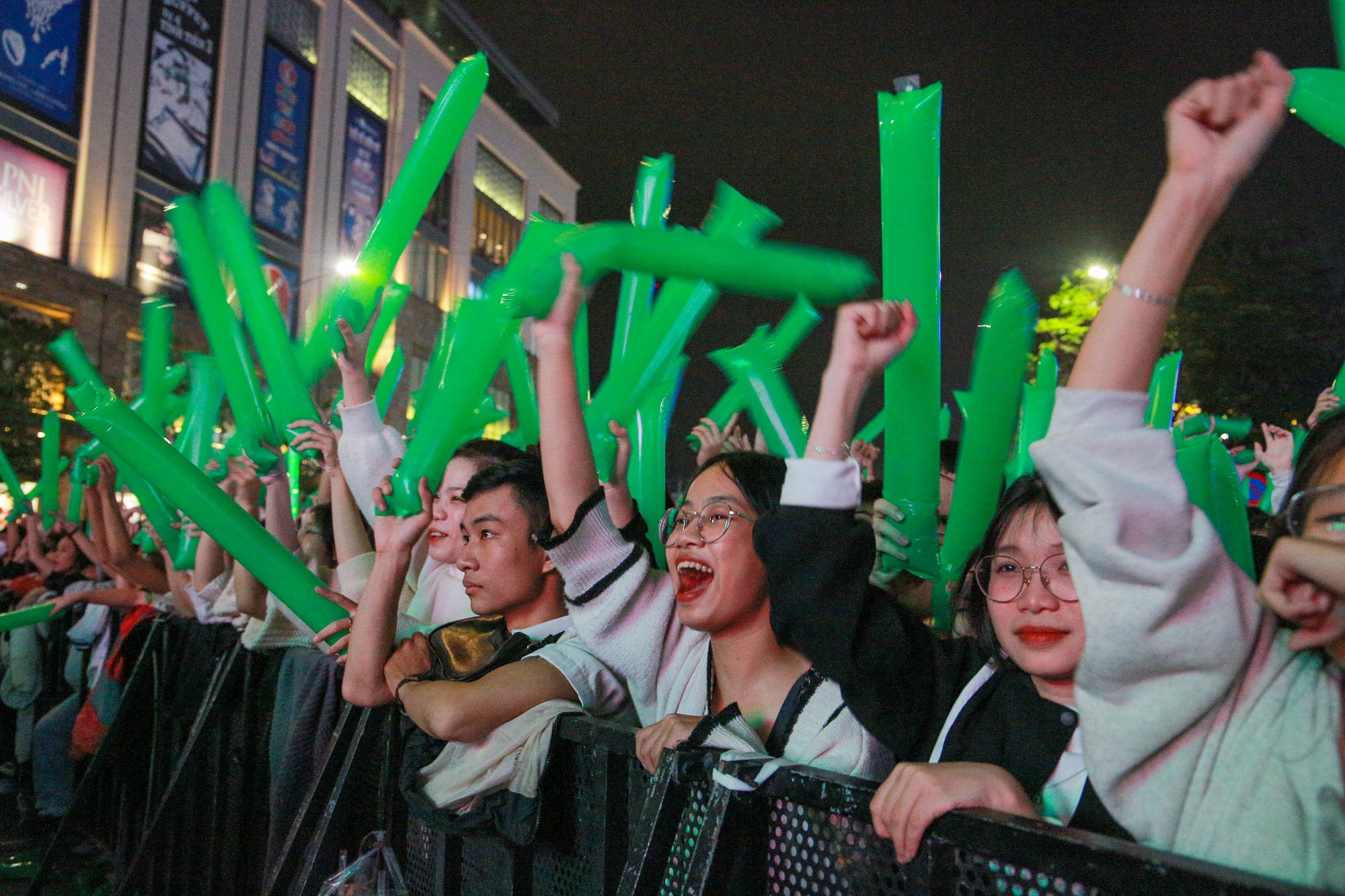 Hàng nghìn khán giả reo hò, khuấy động "cháy" hết mình cùng đêm nhạc nghệ thuật. Hàng nghìn khán giả reo hò, khuấy động "cháy" hết mình cùng đêm nhạc nghệ thuật.