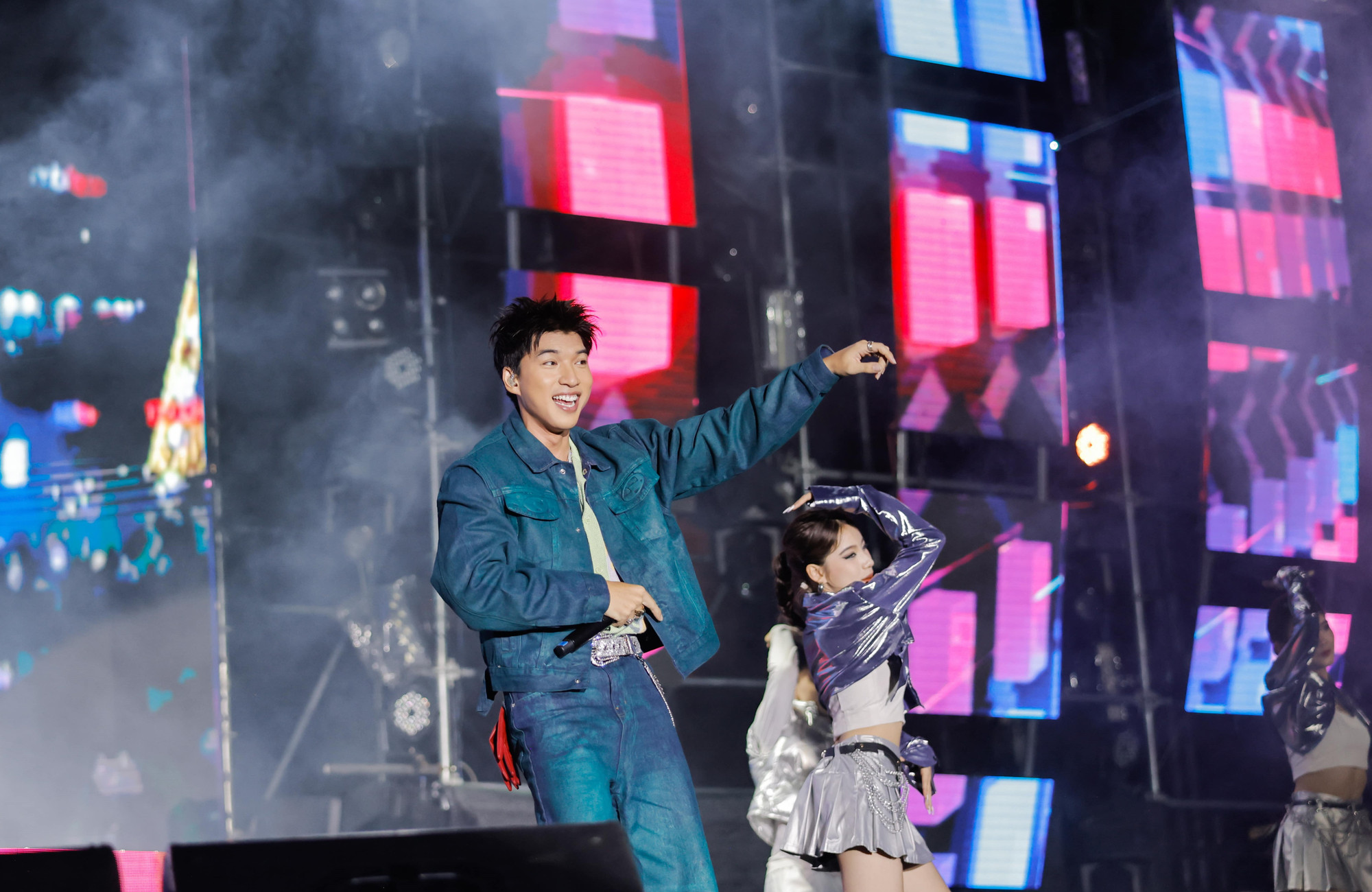 Qua chương trình này, UBND TP Huế tiếp tục hướng đến việc phát huy thương hiệu và vị thế của Huế - thành phố Festival đặc trưng của Việt Nam. Qua chương trình này, UBND TP Huế tiếp tục hướng đến việc phát huy thương hiệu và vị thế của Huế - thành phố Festival đặc trưng của Việt Nam.