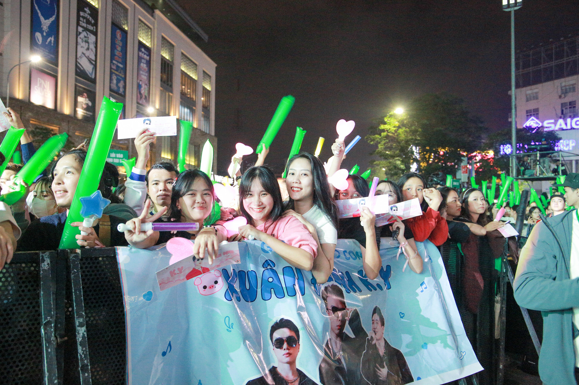 Các fan hâm mộ hào hứng chào đón Idol của mình tại chương trình chào năm mới 2024. Các fan hâm mộ hào hứng chào đón Idol của mình tại chương trình chào năm mới 2024.