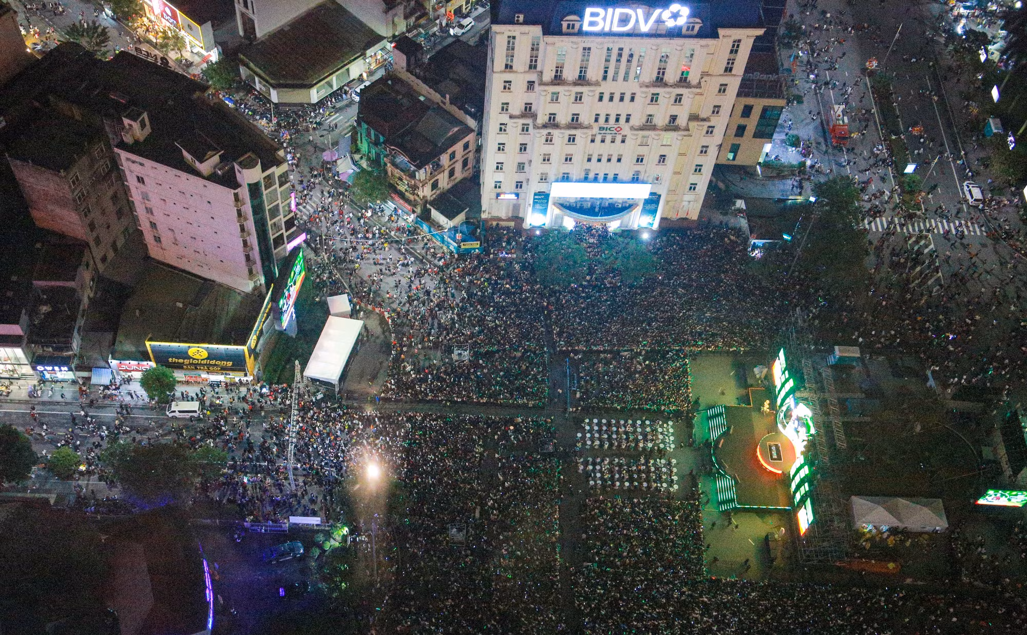 Hàng nghìn người tham gia chương trình chào đón năm mới 2024 tại TP Huế. (Ảnh: Hoàng Hải)