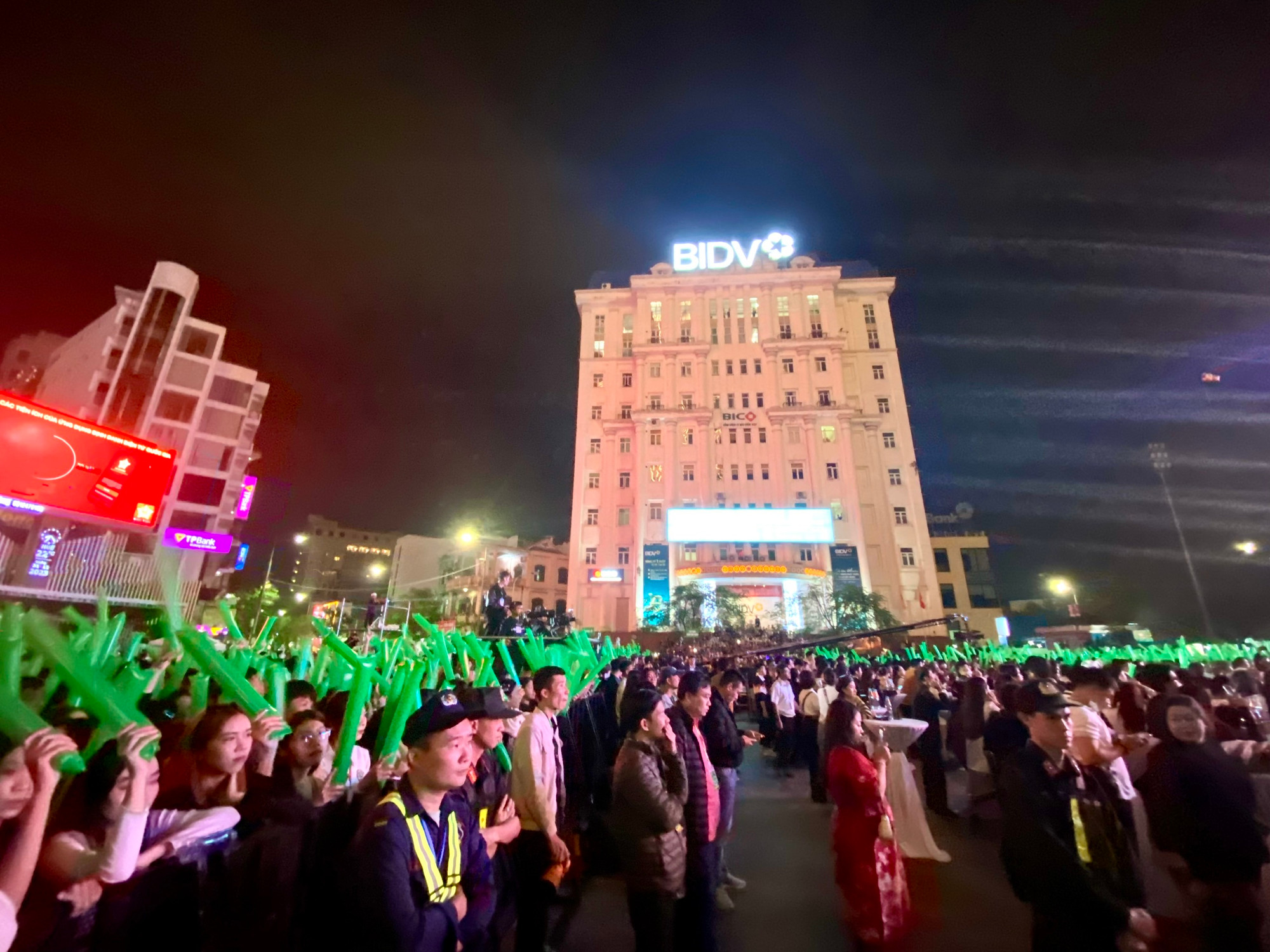 Chương trình với nhiều thể loại nhạc hiện đại, trẻ trung và sôi động thu hút khoảng 20.000 người tham gia. Chương trình với nhiều thể loại nhạc hiện đại, trẻ trung và sôi động thu hút khoảng 20.000 người tham gia.