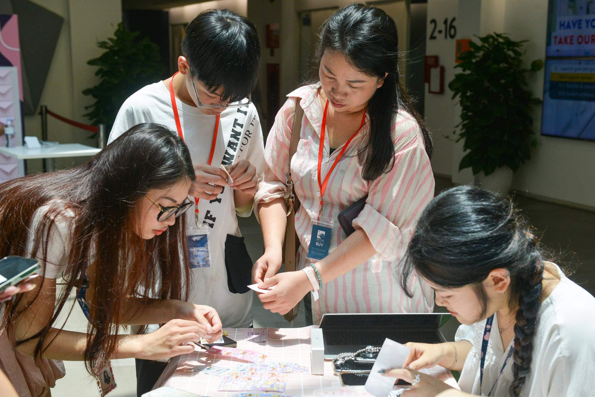 Với sứ mệnh cao cả của "Bonds of Love", ban tổ chức mong muốn lan tỏa sự trân trọng đến cộng đồng sinh viên BUV về giá trị thiêng liêng của mối quan hệ gia đình. Với sứ mệnh cao cả của "Bonds of Love", ban tổ chức mong muốn lan tỏa sự trân trọng đến cộng đồng sinh viên BUV về giá trị thiêng liêng của mối quan hệ gia đình.