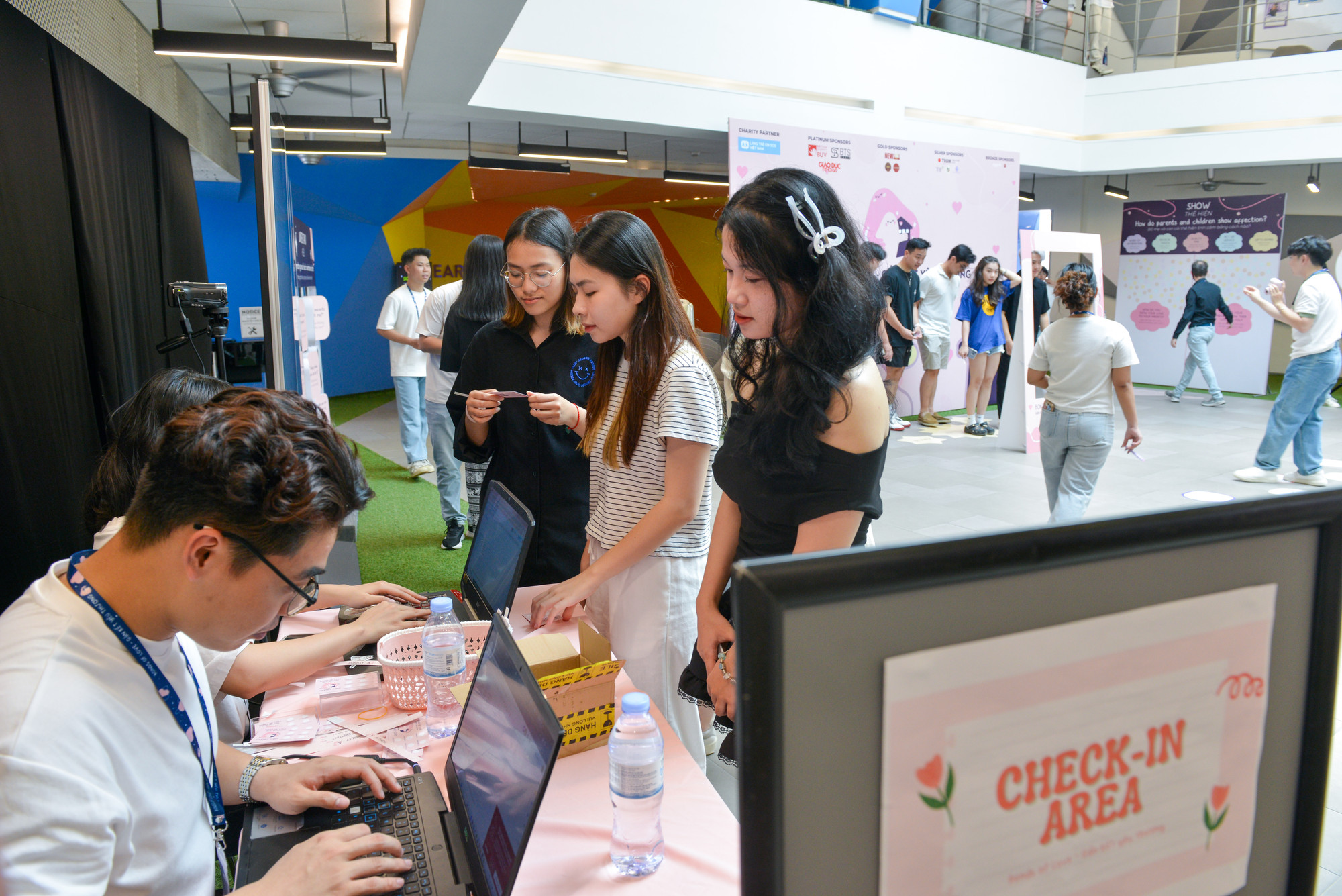 Với định hướng truyền tải ý nghĩa sâu sắc của mối quan hệ gia đình, dự án "Bonds of Love - Gắn kết yêu thương" mang đến chuỗi sự kiện dành cho sinh viên và phụ huynh. Với định hướng truyền tải ý nghĩa sâu sắc của mối quan hệ gia đình, dự án "Bonds of Love - Gắn kết yêu thương" mang đến chuỗi sự kiện dành cho sinh viên và phụ huynh.