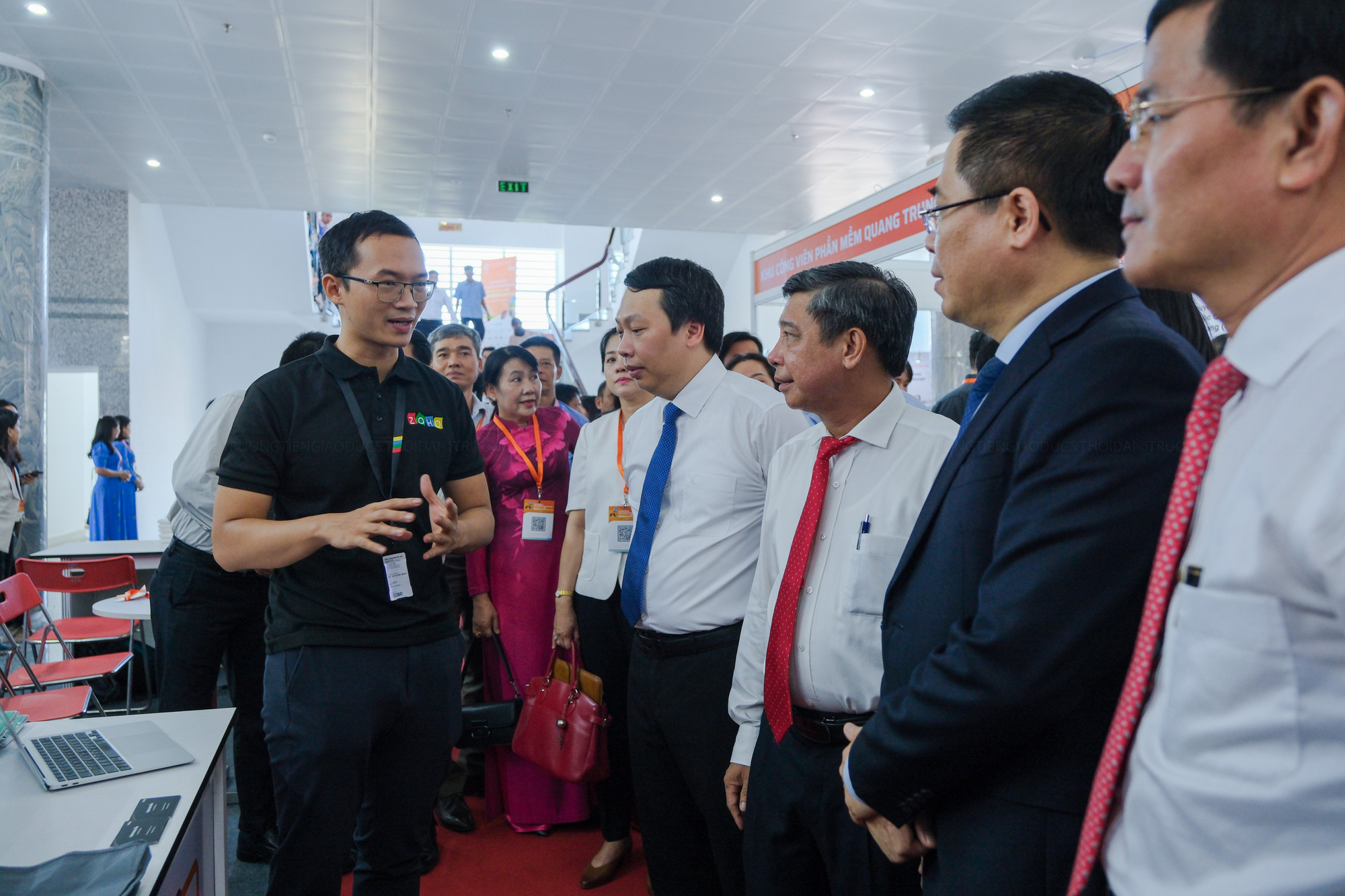 Đại biểu tham quan tại khu trải nghiệm và trưng bày. Đại biểu tham quan tại khu trải nghiệm và trưng bày.