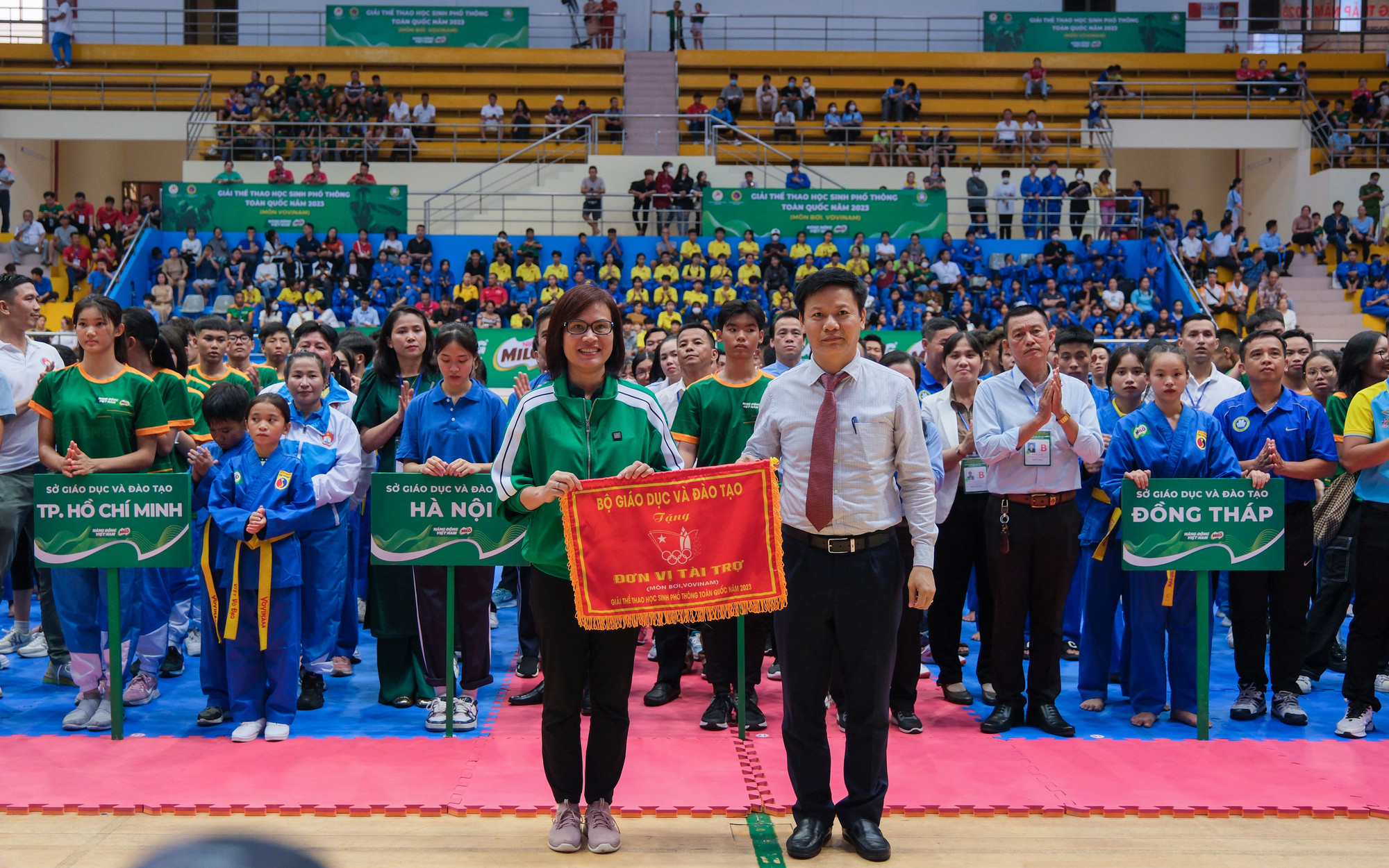 Ban tổ chức trao cờ lưu niệm cho đơn vị đăng cai và đơn vị tài trợ giải. Ban tổ chức trao cờ lưu niệm cho đơn vị đăng cai và đơn vị tài trợ giải.