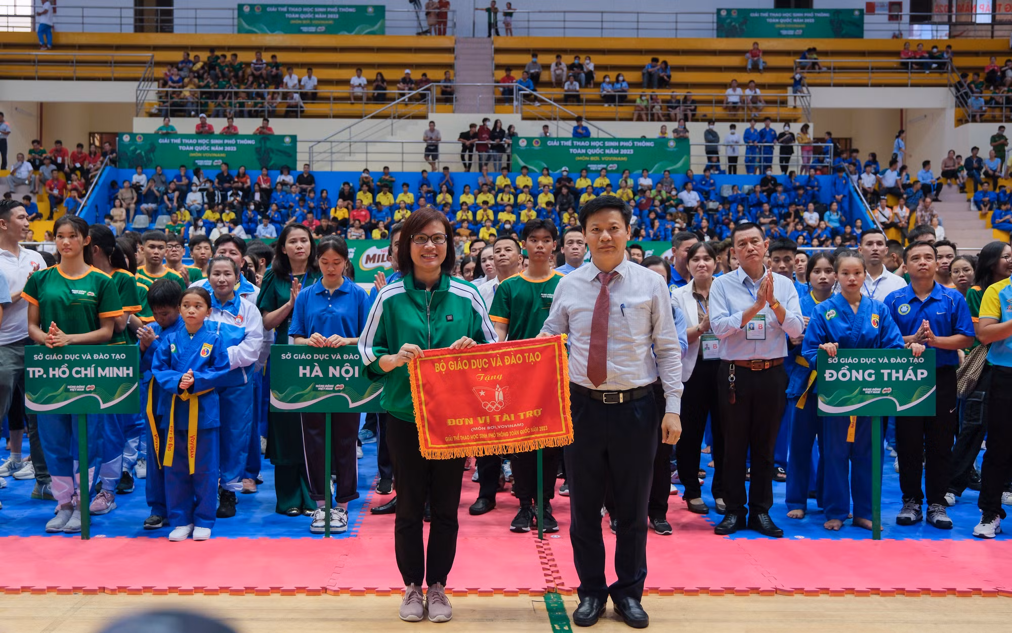 Ban tổ chức trao cờ lưu niệm cho đơn vị đăng cai và đơn vị tài trợ giải.