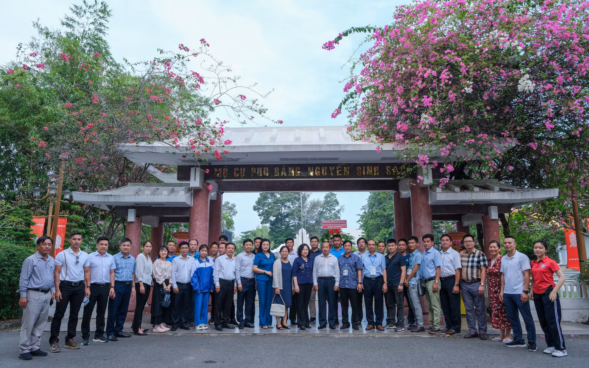 Đại biểu chụp ảnh lưu niệm tại lễ viếng.