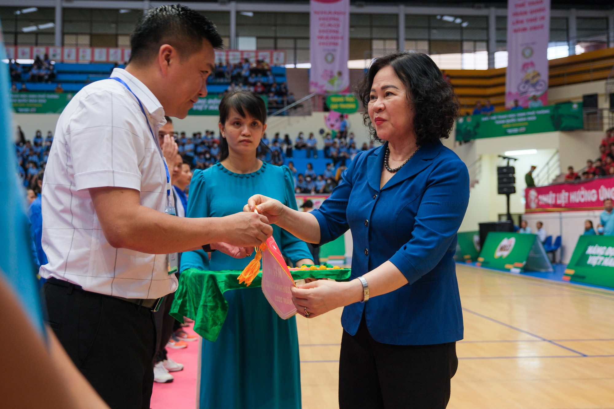 Thứ trưởng Bộ GD&ĐT Ngô Thị Minh trao cờ lưu niệm cho các đơn vị tham gia. Thứ trưởng Bộ GD&ĐT Ngô Thị Minh trao cờ lưu niệm cho các đơn vị tham gia.