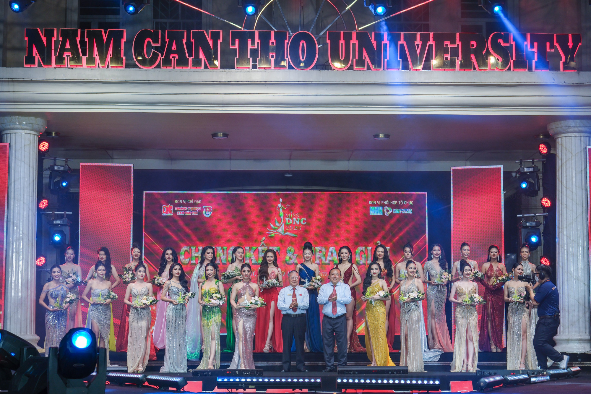Ban tổ chức tặng hoa và chứng nhận cho 25 thí sinh tại đêm chung kết. Ban tổ chức tặng hoa và chứng nhận cho 25 thí sinh tại đêm chung kết.