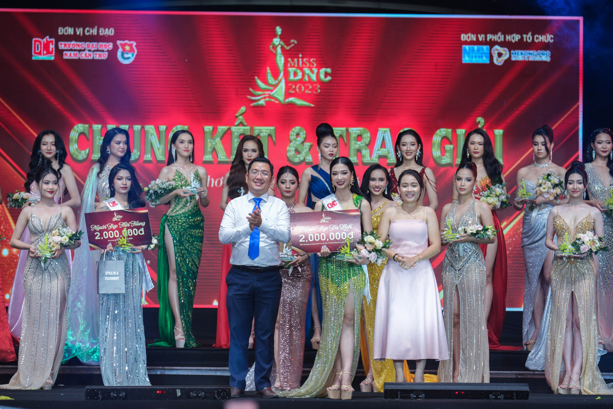 Nhiều giải thưởng được trao cho các thí sinh Nhiều giải thưởng được trao cho các thí sinh