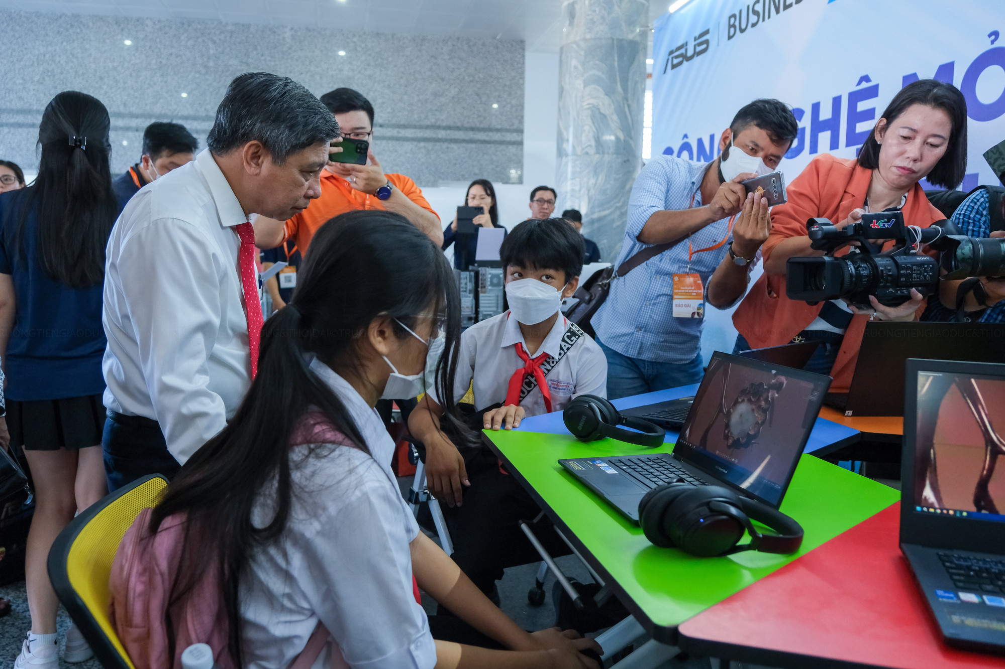 Lãnh đạo UBND tỉnh Hậu Giang cùng học trò trải nghiệm tại Tuần lễ Chuyển đổi số và Khởi nghiệp đổi mới sáng tạo - Mekong Delta 2023. Lãnh đạo UBND tỉnh Hậu Giang cùng học trò trải nghiệm tại Tuần lễ Chuyển đổi số và Khởi nghiệp đổi mới sáng tạo - Mekong Delta 2023.