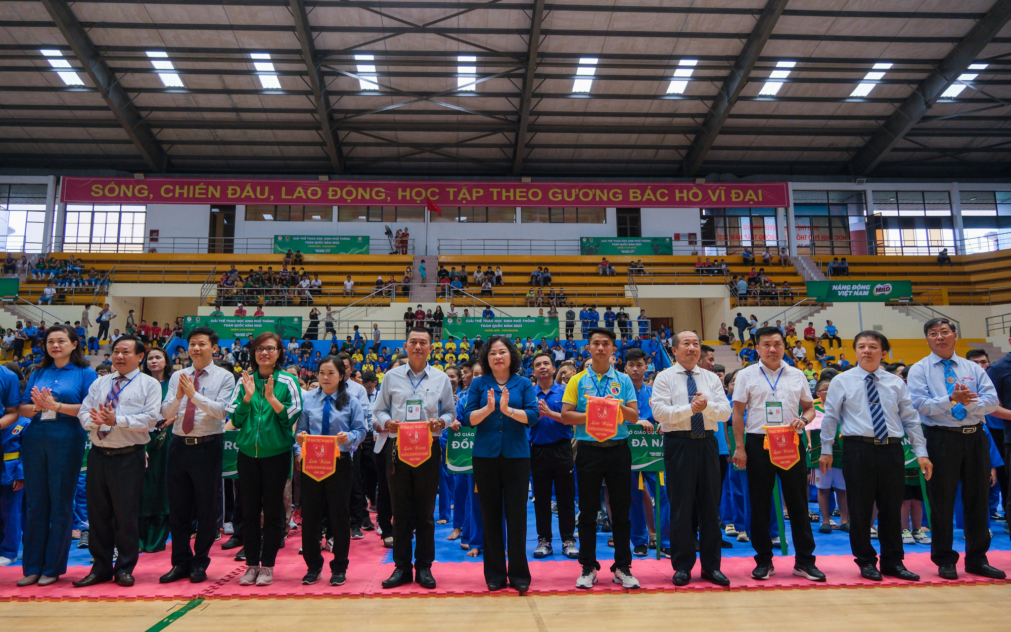 Ban tổ chức trao cờ lưu niệm cho các đơn vị tham gia Giải thể thao học sinh phổ thông toàn quốc năm 2023 môn Vovinam và Bơi lội. Ban tổ chức trao cờ lưu niệm cho các đơn vị tham gia Giải thể thao học sinh phổ thông toàn quốc năm 2023 môn Vovinam và Bơi lội.