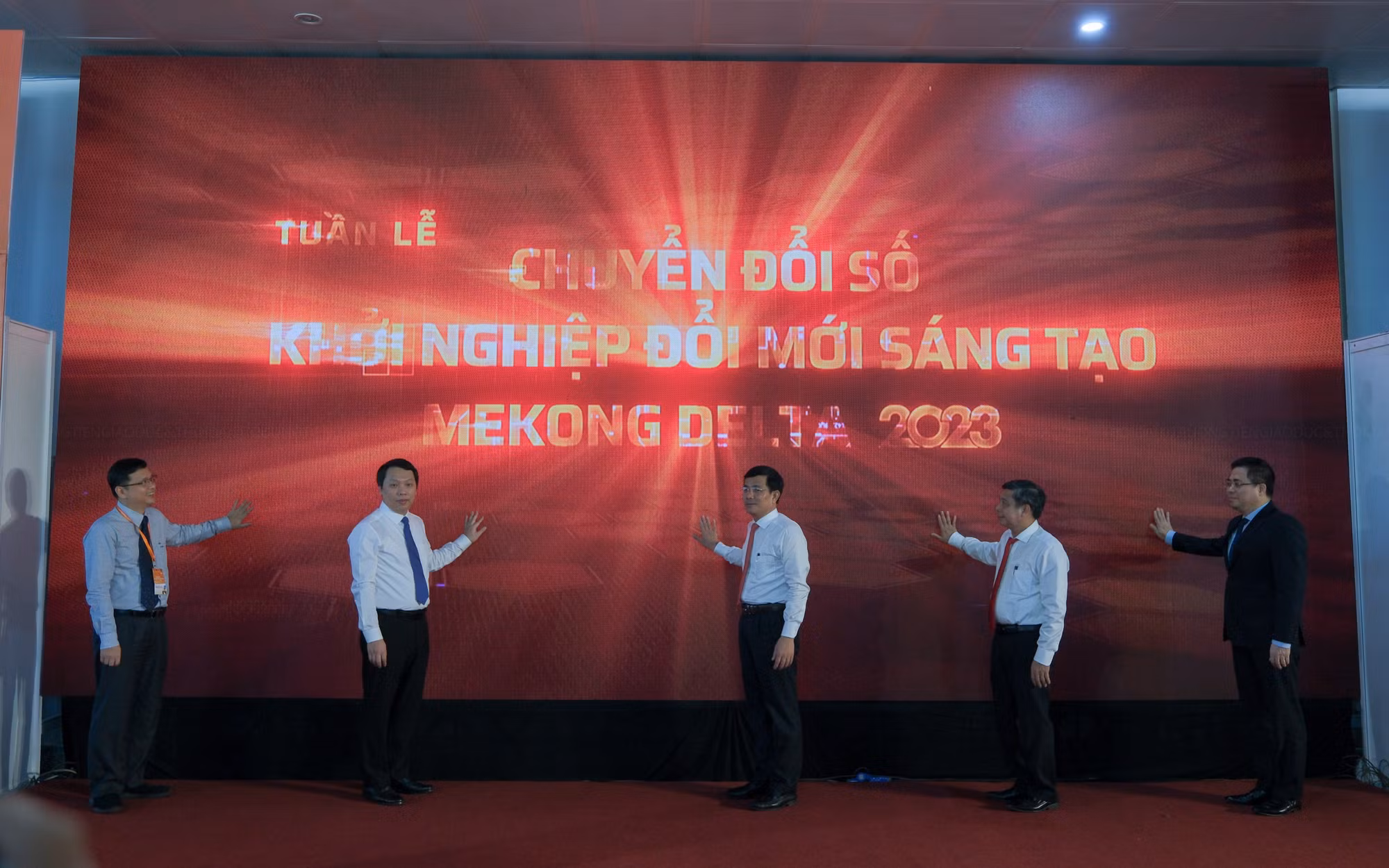 Đại biểu thực hiện nghi thức khai mạc Khu trải nghiệm và trưng bày Mekong Delta 2023.