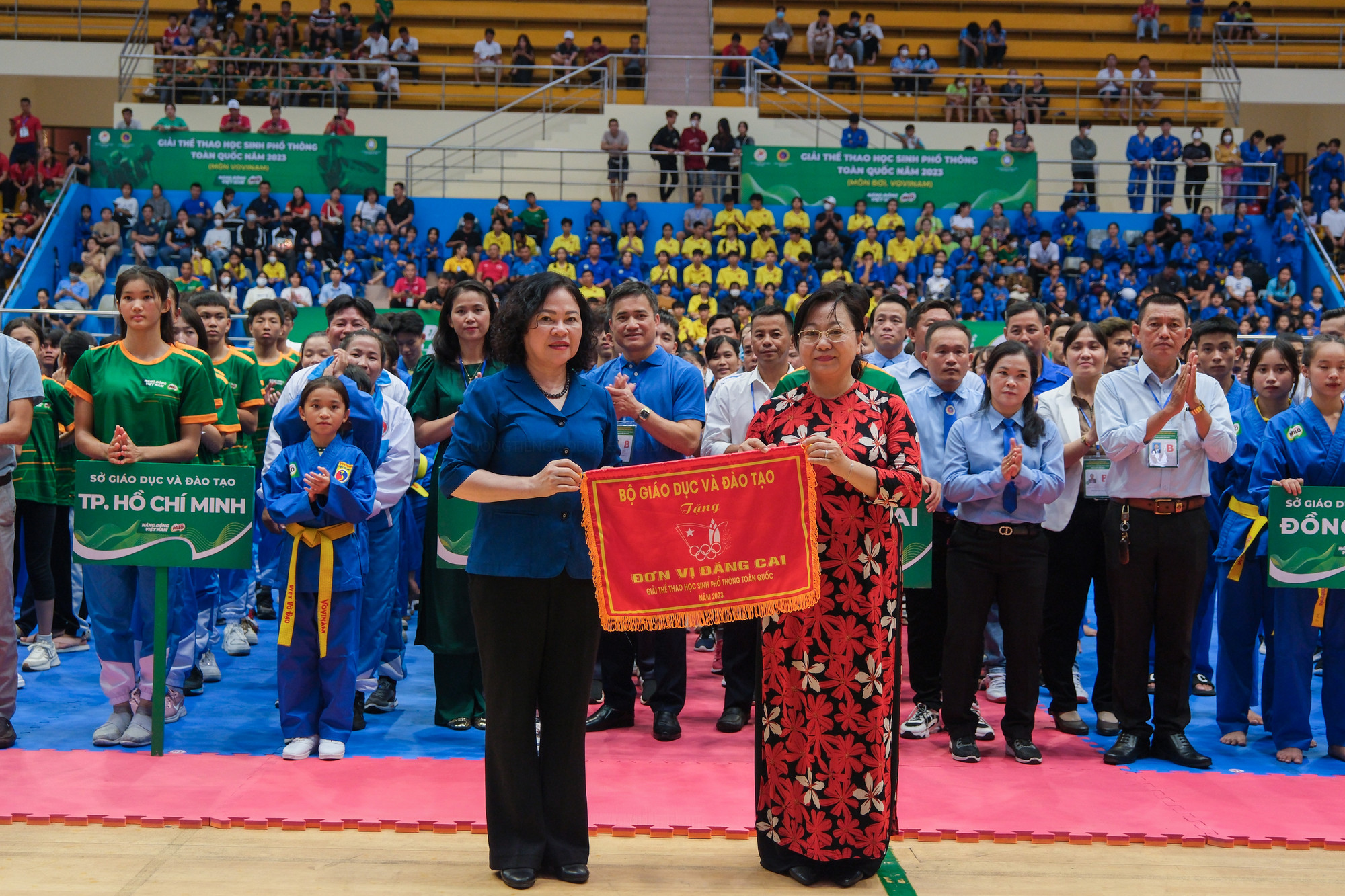 Ban tổ chức trao cờ lưu niệm cho đơn vị đăng cai và đơn vị tài trợ giải. Ban tổ chức trao cờ lưu niệm cho đơn vị đăng cai và đơn vị tài trợ giải.