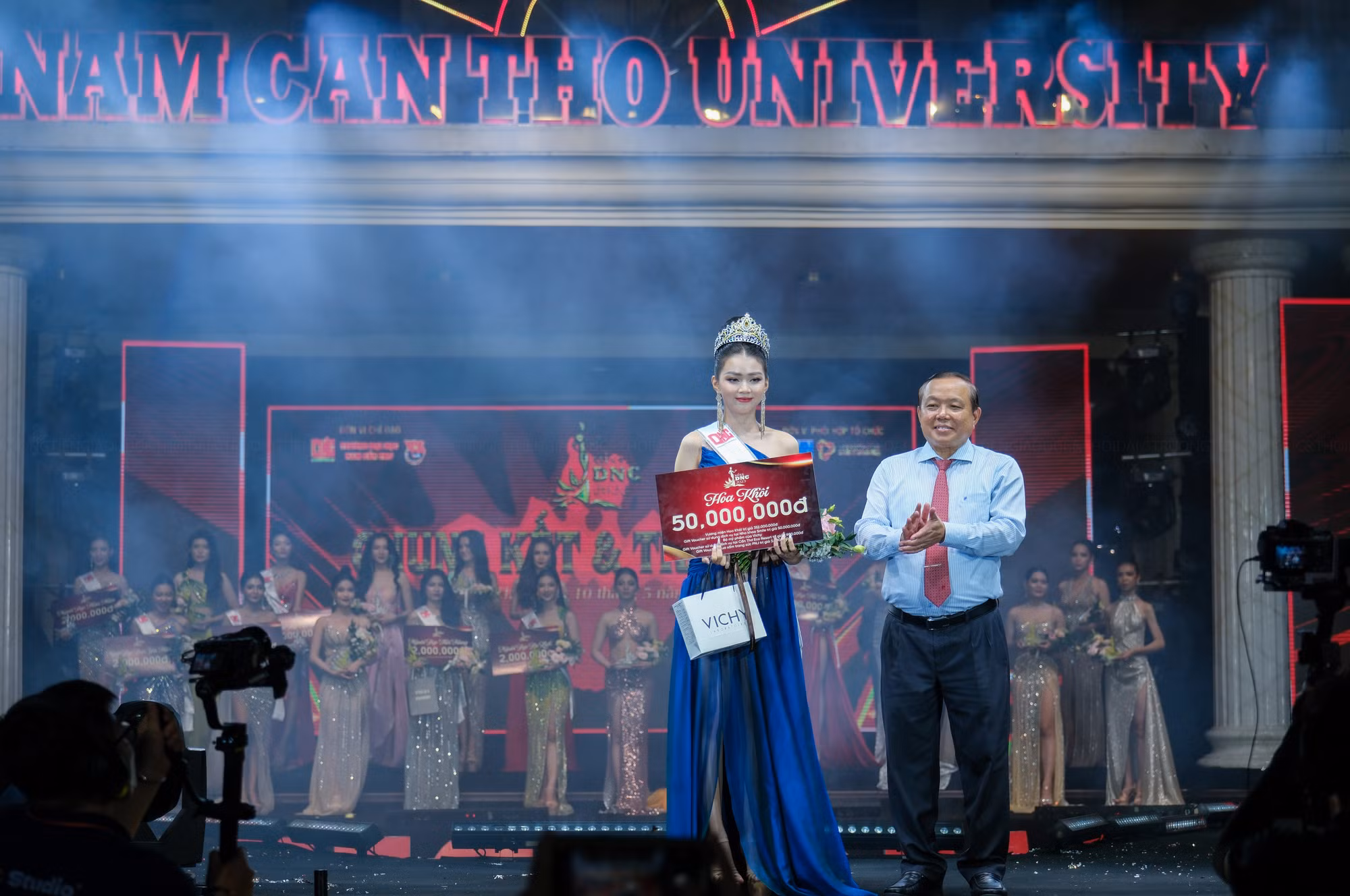 Ông Nguyễn Tiến Dũng, Chủ tịch HĐQT trường đại học Nam Cần Thơ trao giải thưởng hoa khôi Nguyễn Trúc Phương.