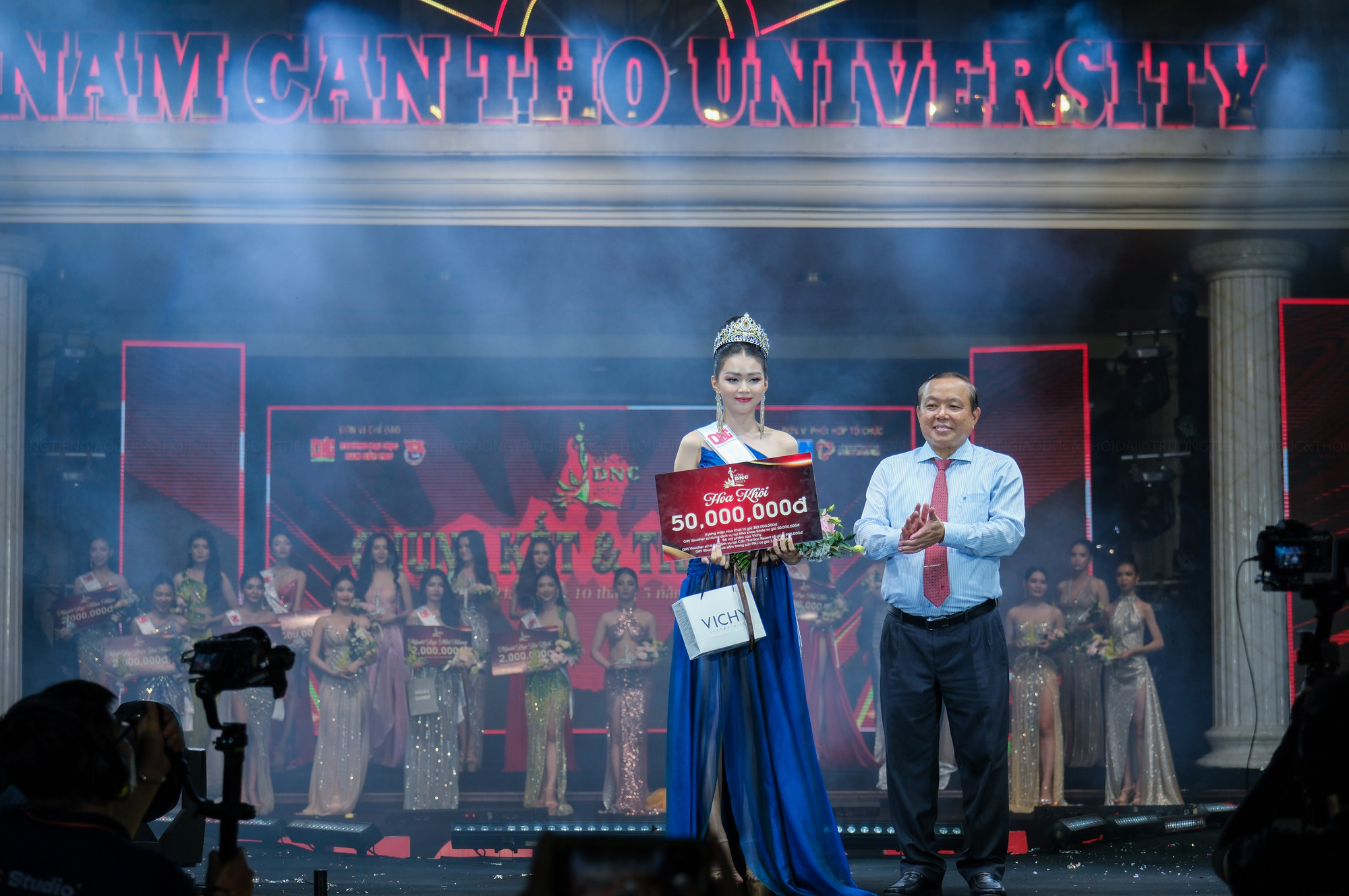 Ông Nguyễn Tiến Dũng, Chủ tịch HĐQT trường đại học Nam Cần Thơ trao giải thưởng hoa khôi Nguyễn Trúc Phương. Ông Nguyễn Tiến Dũng, Chủ tịch HĐQT trường đại học Nam Cần Thơ trao giải thưởng hoa khôi Nguyễn Trúc Phương.