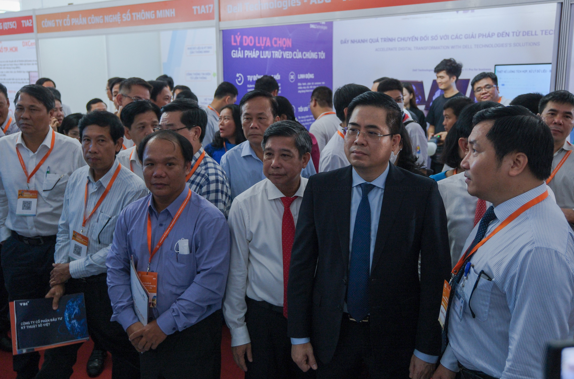 Đại biểu tham quan tại khu trải nghiệm và trưng bày. Đại biểu tham quan tại khu trải nghiệm và trưng bày.